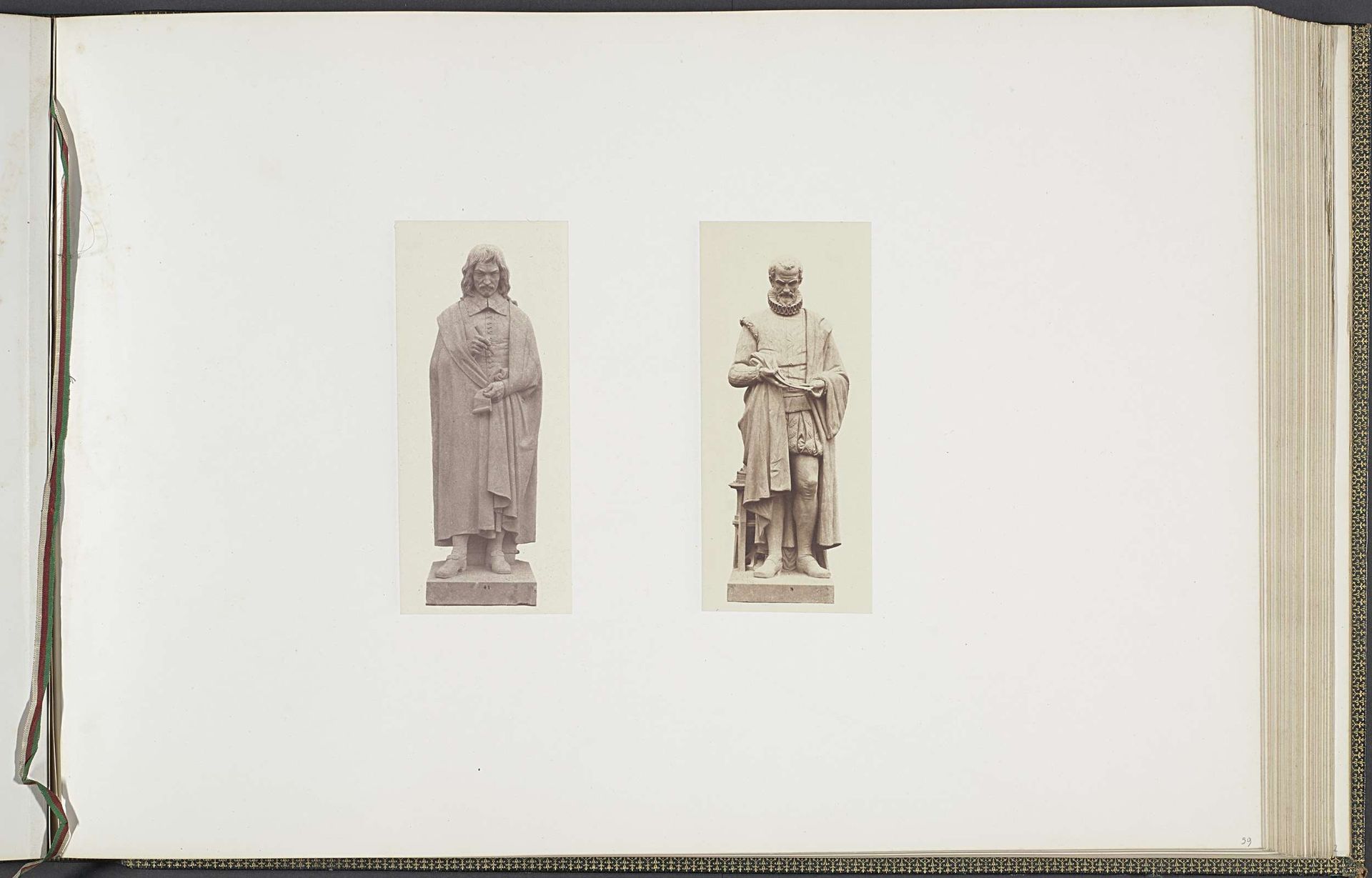 Gipsmodellen voor beeldhouwwerken op het Palais du Louvre: links "Descartes" door Gabriel Joseph Garraud en rechts "Paré" door Michel-Pascal by Edouard Baldus