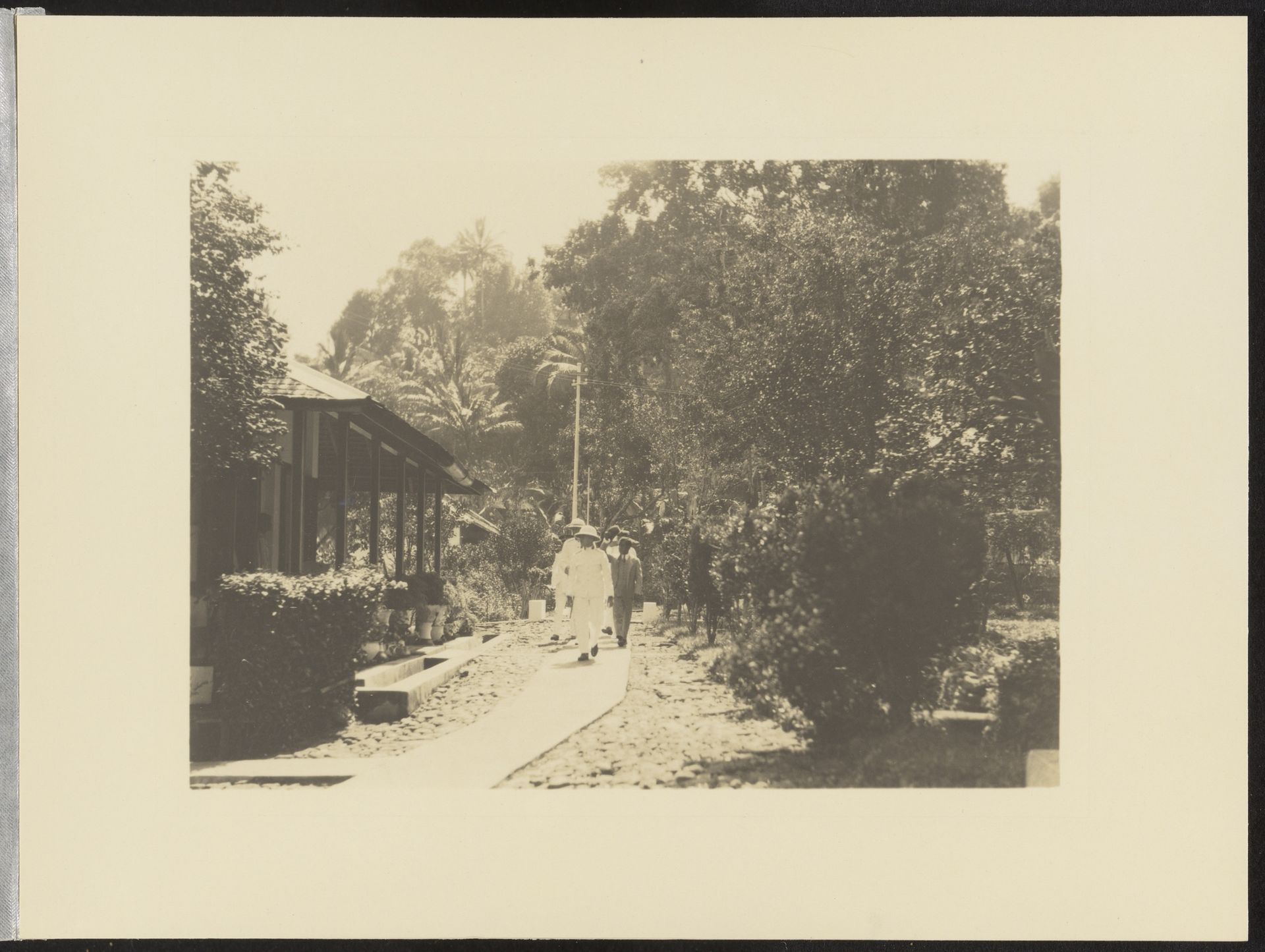 Bezoek aan de leprozerie Pelantoengan by Otto Hisgen