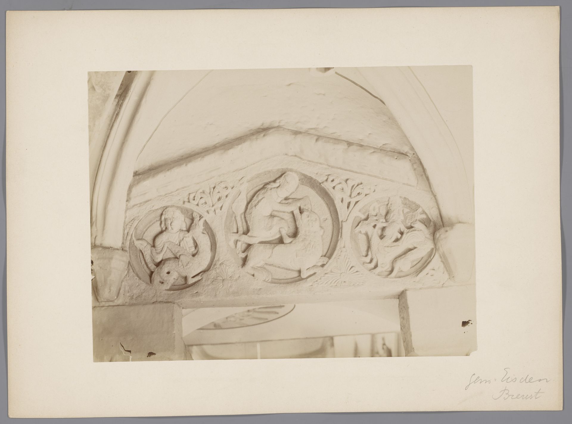 Romaans reliëf in de Sint-Martinuskerk te Eijsden by anoniem (Monumentenzorg)
