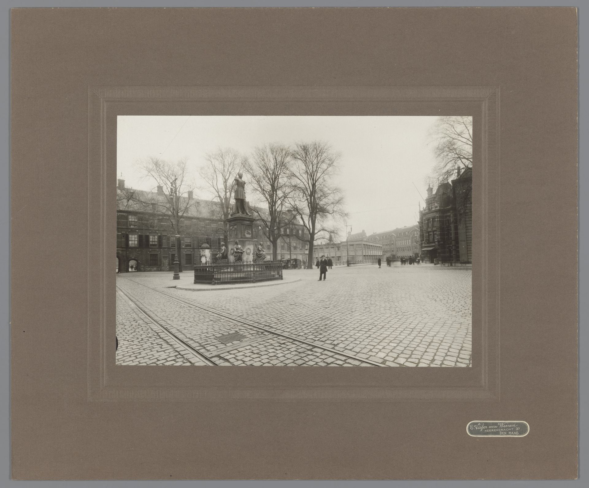 Gezicht op het buitenhof met het standbeeld van koning Willem II by E. Visser von Weeren