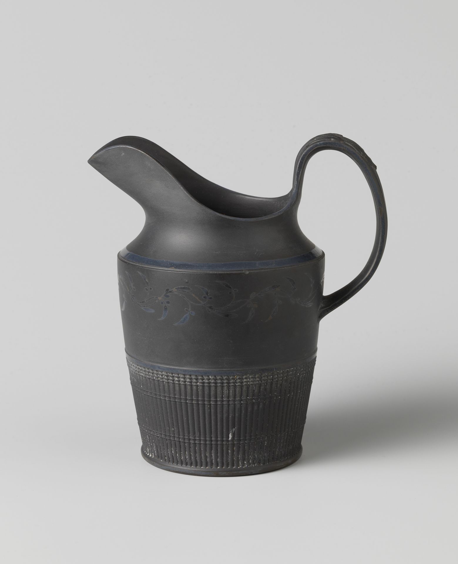 Melkkan van aardewerk, Neale & Palmer Black Basalt by Neale & Palmer (Hanley)