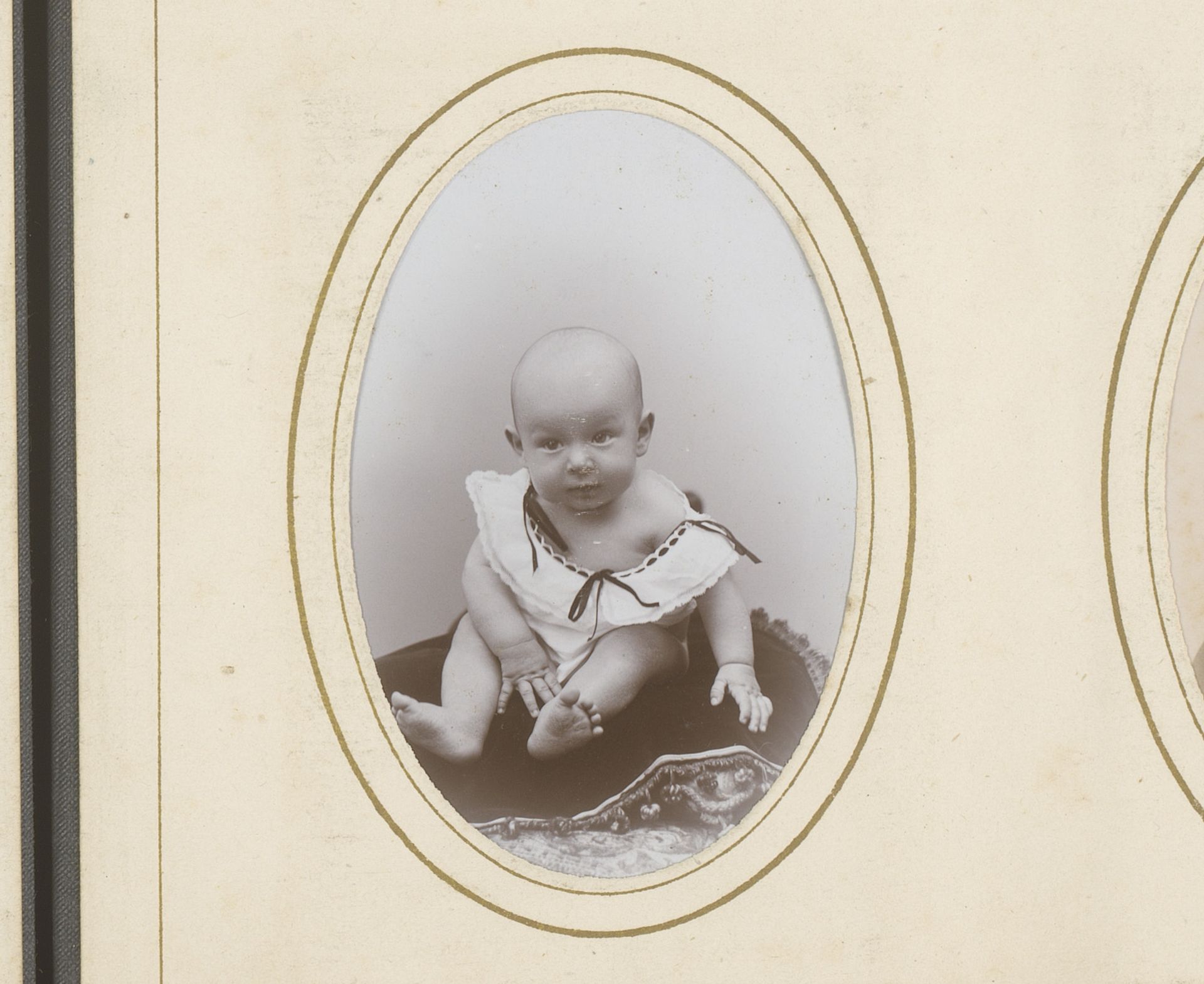 Portret van een zittende baby, aangeduid als Jacques van Meerbeke by Louis Devolder