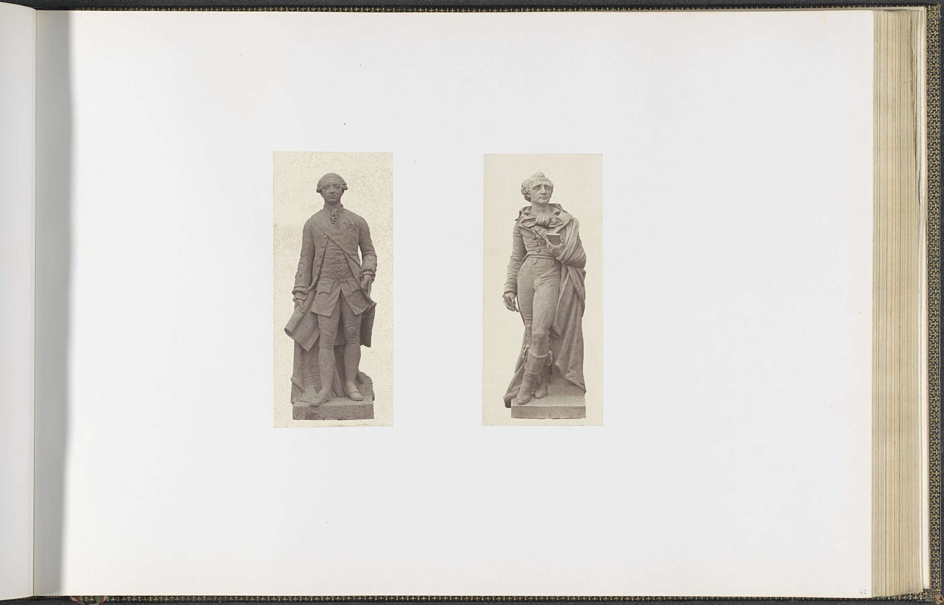 Gipsmodellen voor beeldhouwwerken op het Palais du Louvre: links "Marigny" door Nicolas Bernard Raggi en rechts "Chénier" door Auguste Préault by Edouard Baldus