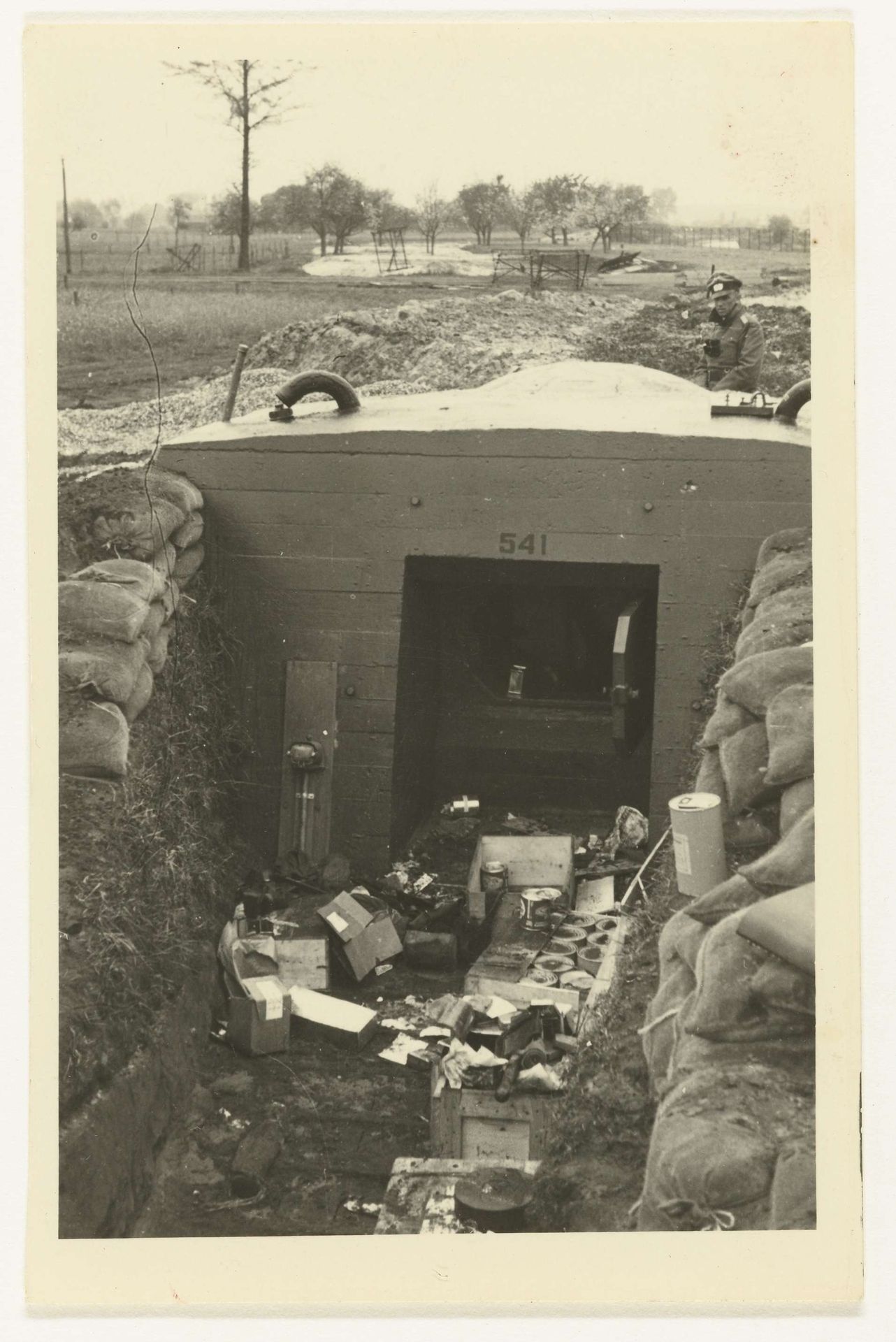 Verlaten Nederlandse bunker by Anonymous