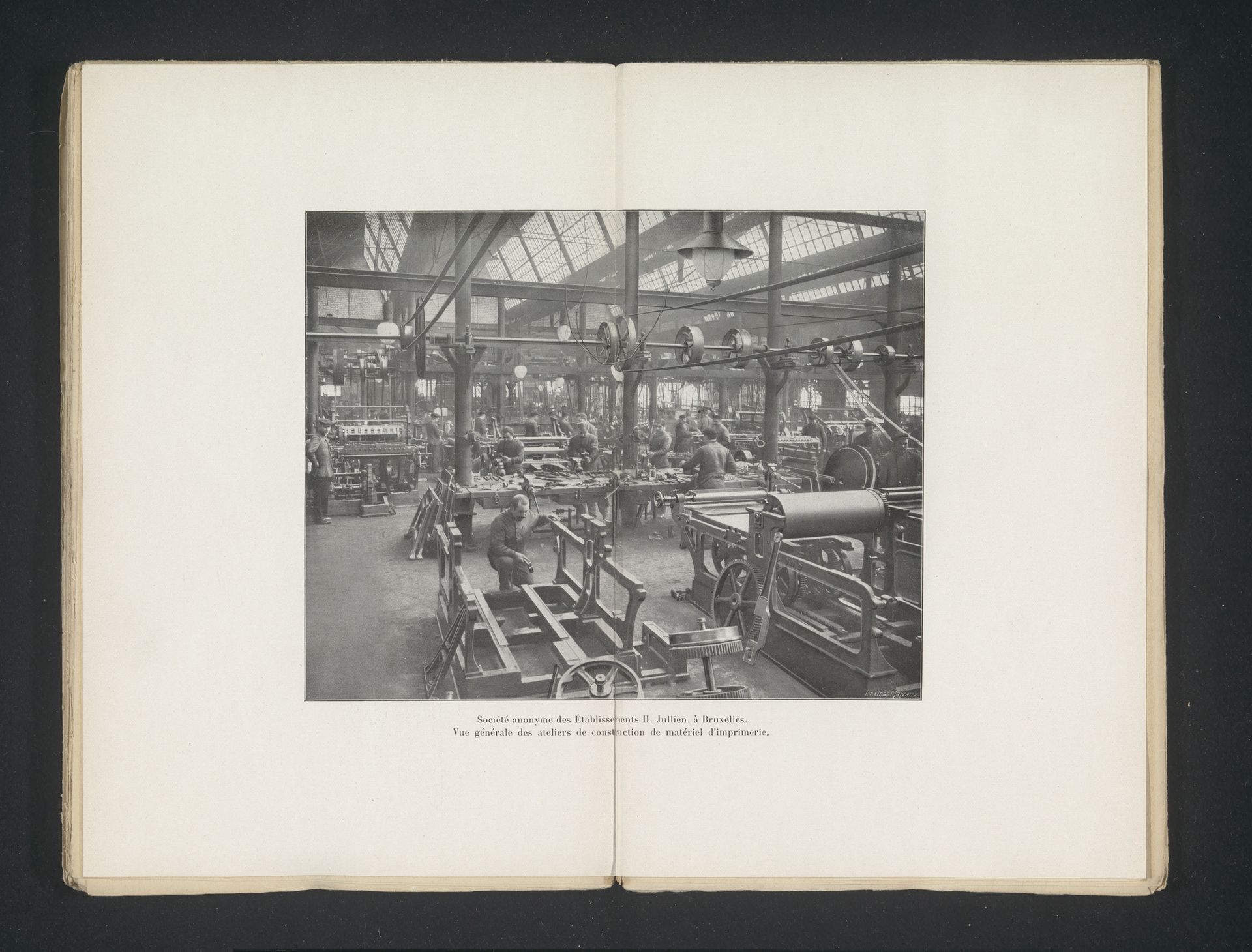 Gezicht op een werkplaats voor de constructie van drukapparatuur in de Société anonyme des Établissements H. Jullien in Brussel by Anonymous