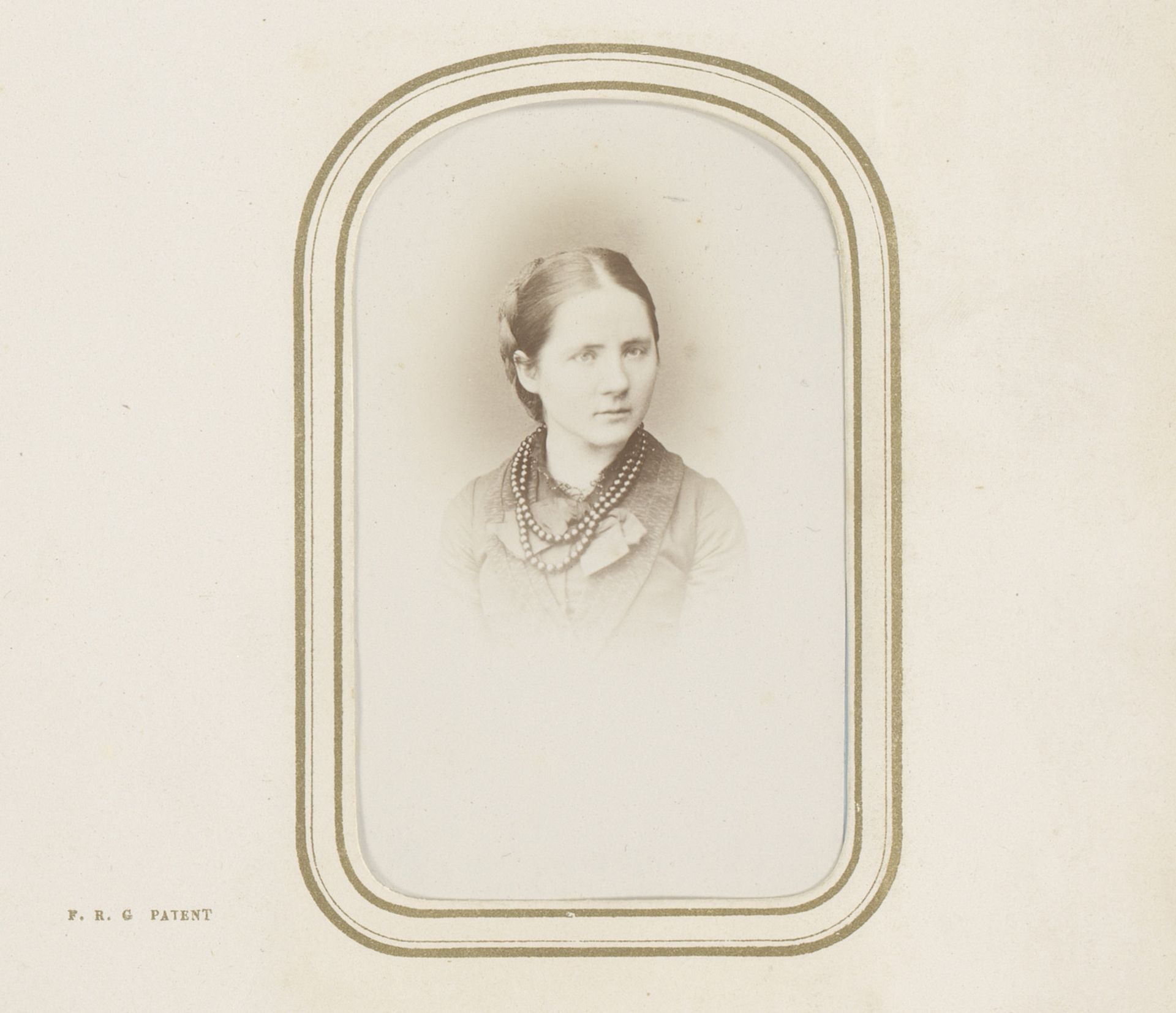 Portret van een vrouw by A. Cailloué