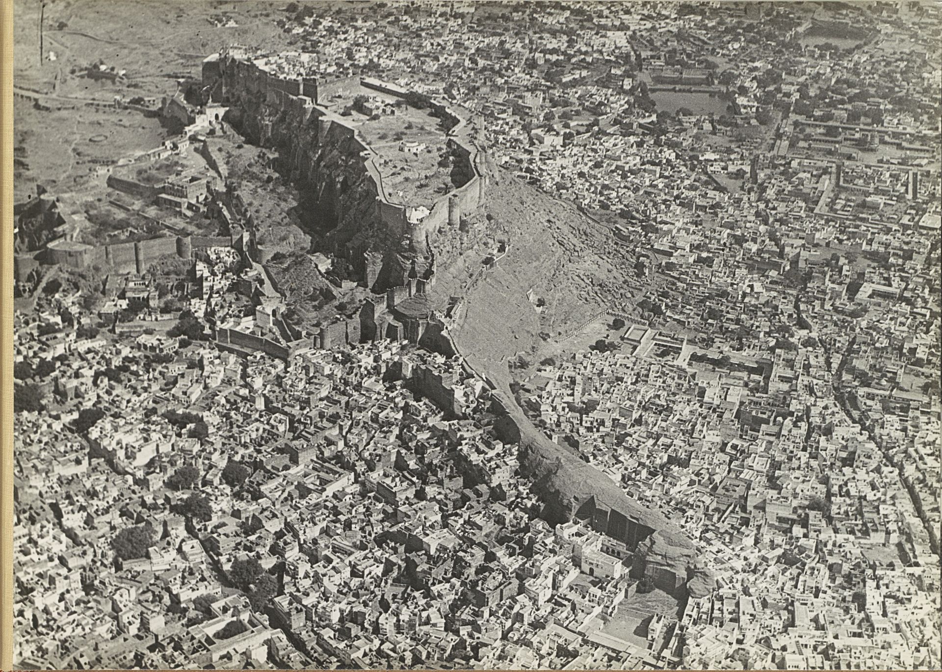 Stad met een fort, gezien vanuit de lucht by Anonymous