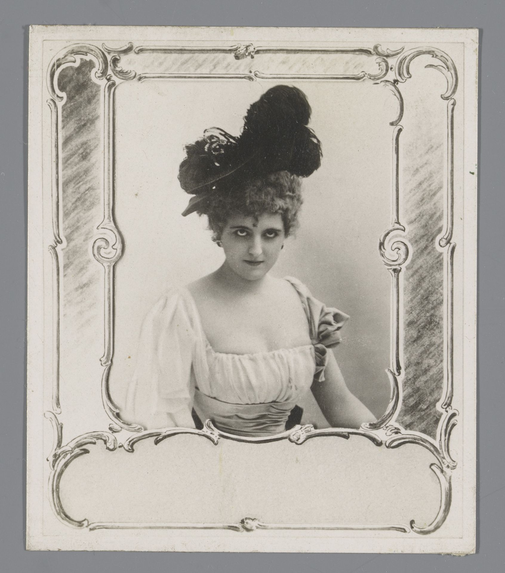 Portret van een onbekende vrouw met struisvogelverenhoed by Nadar