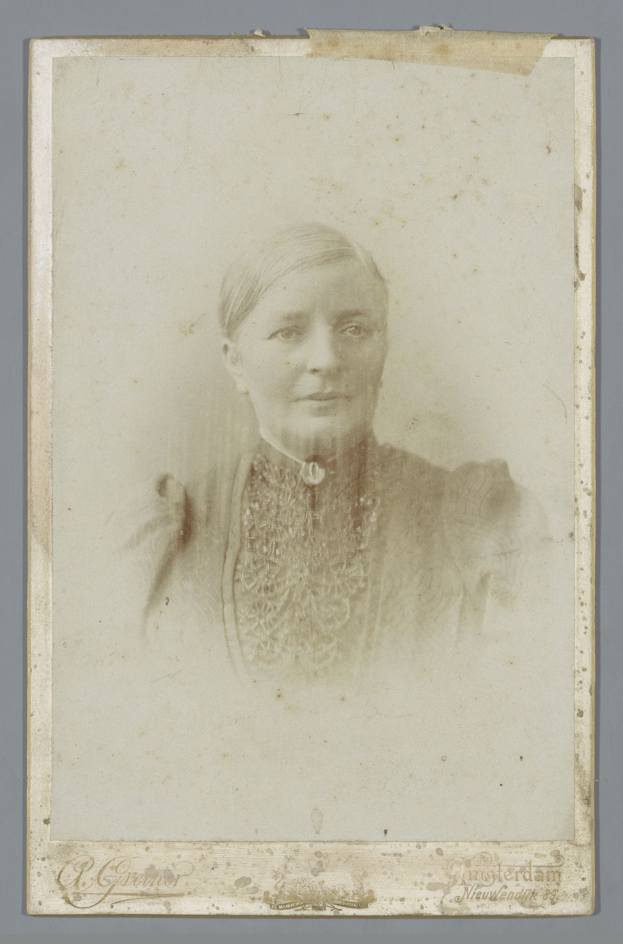 Portret van een onbekende vrouw by Albert Greiner