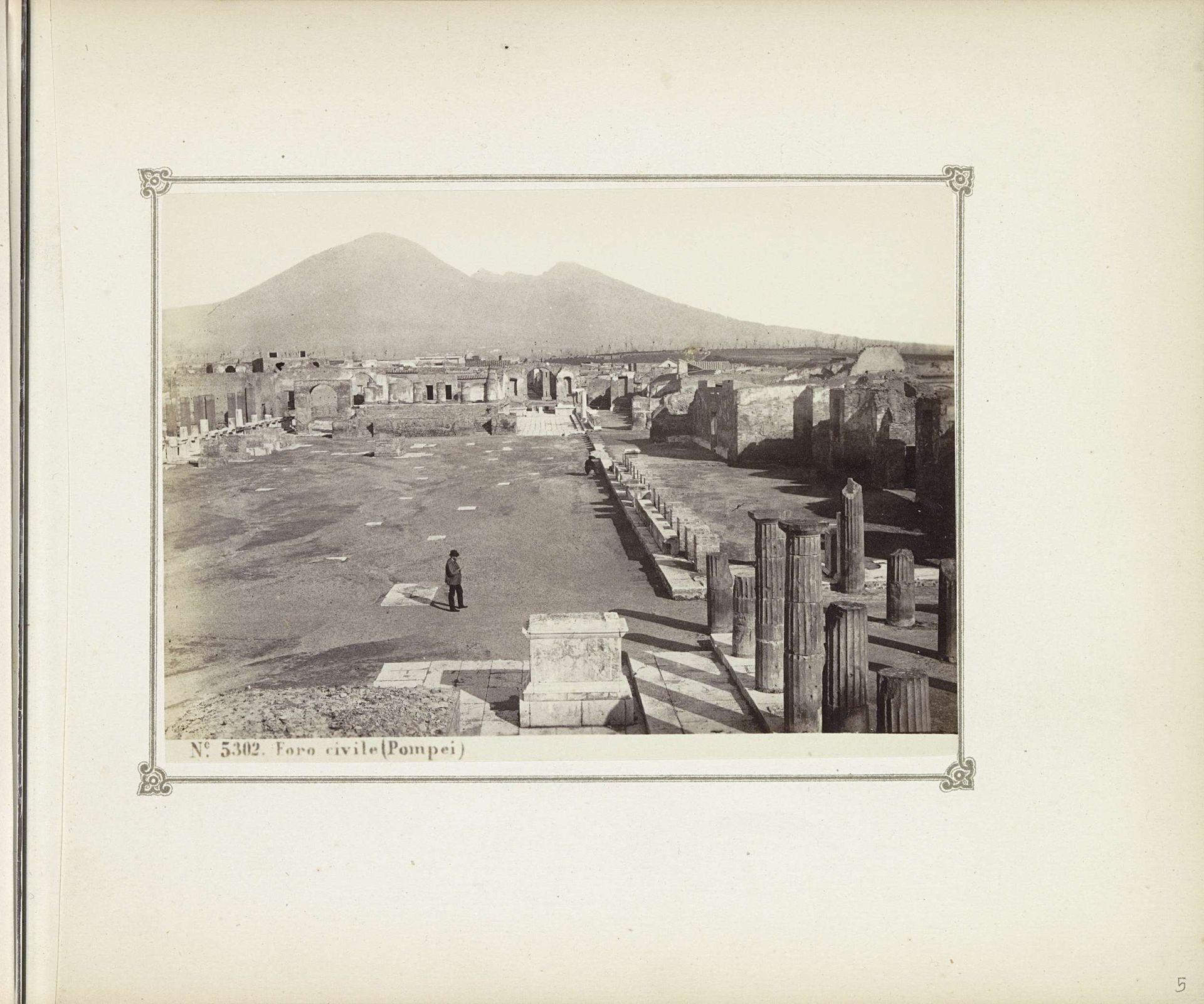 Gezicht op restanten van het forum te Pompeï met op de achtergrond de Vesuvius by Giorgio Sommer