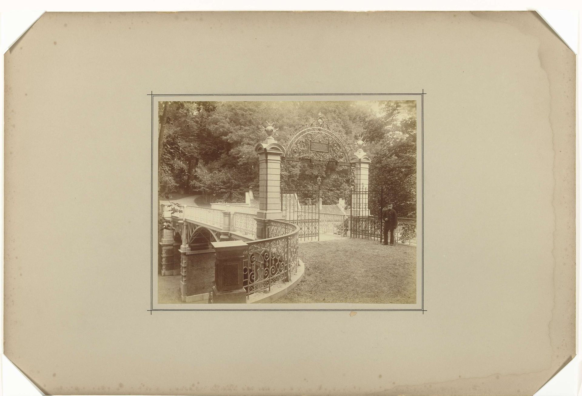 Toegangshek van de Driemansbrug naar het Valkhofpark in Nijmegen by Wilhelm Ivens