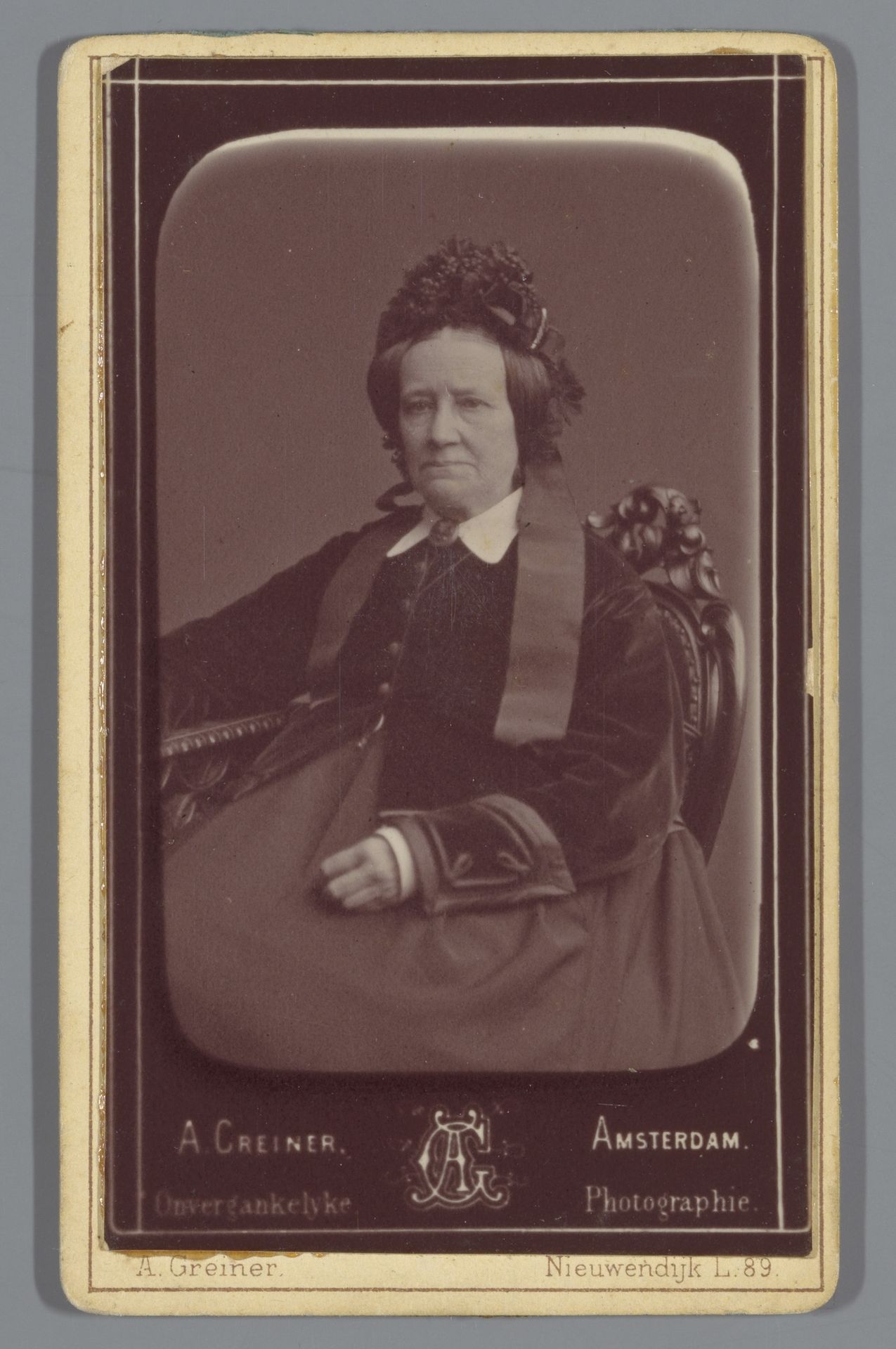 Portret van een onbekende zittende vrouw by Albert Greiner