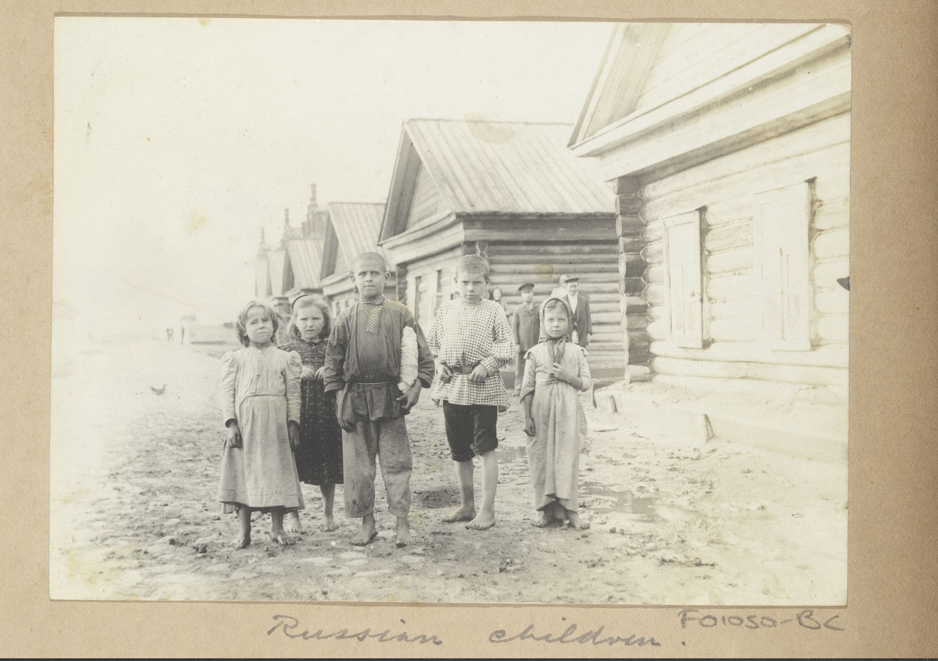 Russische kinderen, blootvoets bij huizen by Joseph Cheetham