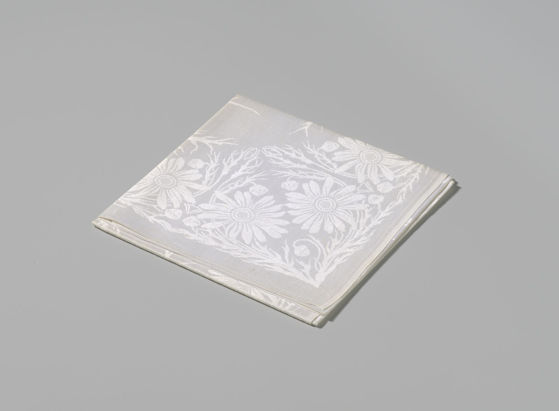 Servet van linnendamast met dessin Marguerite by Cornelis van der Sluys