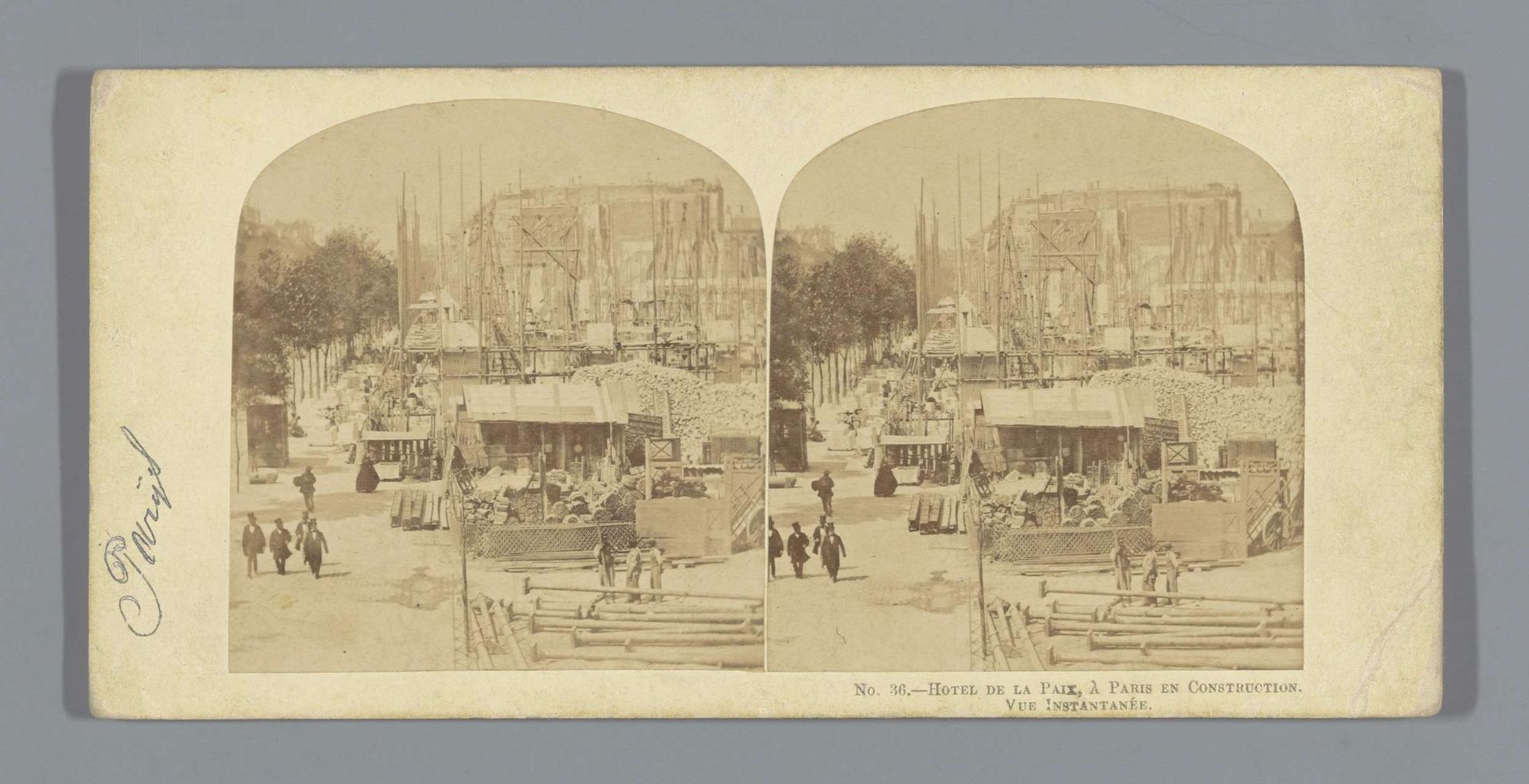 Gezicht op het Hotel De La Paix te Parijs in aanbouw by London Stereoscopic Company