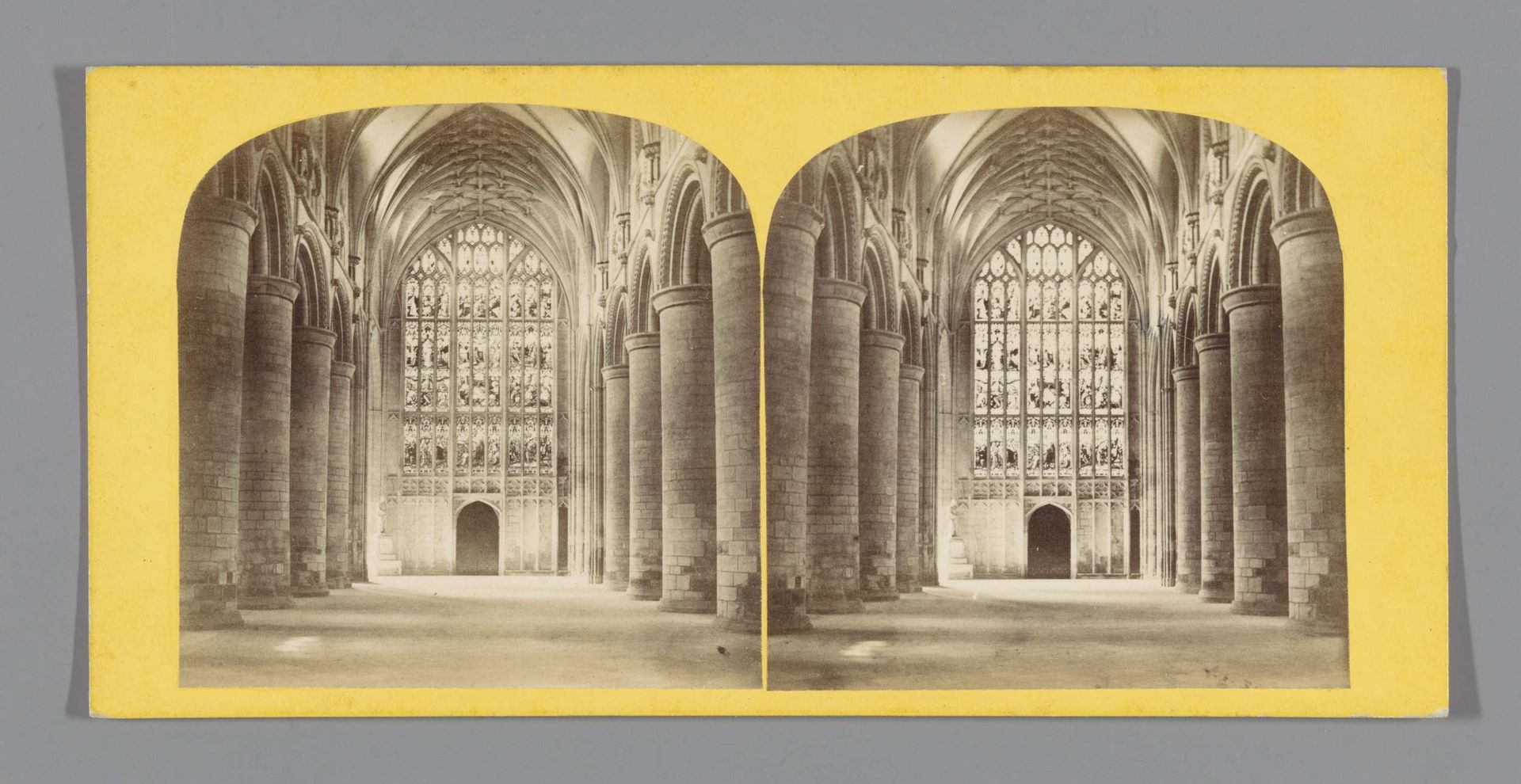 Interieur van de Kathedraal van Gloucester by H. Petschler & Co.