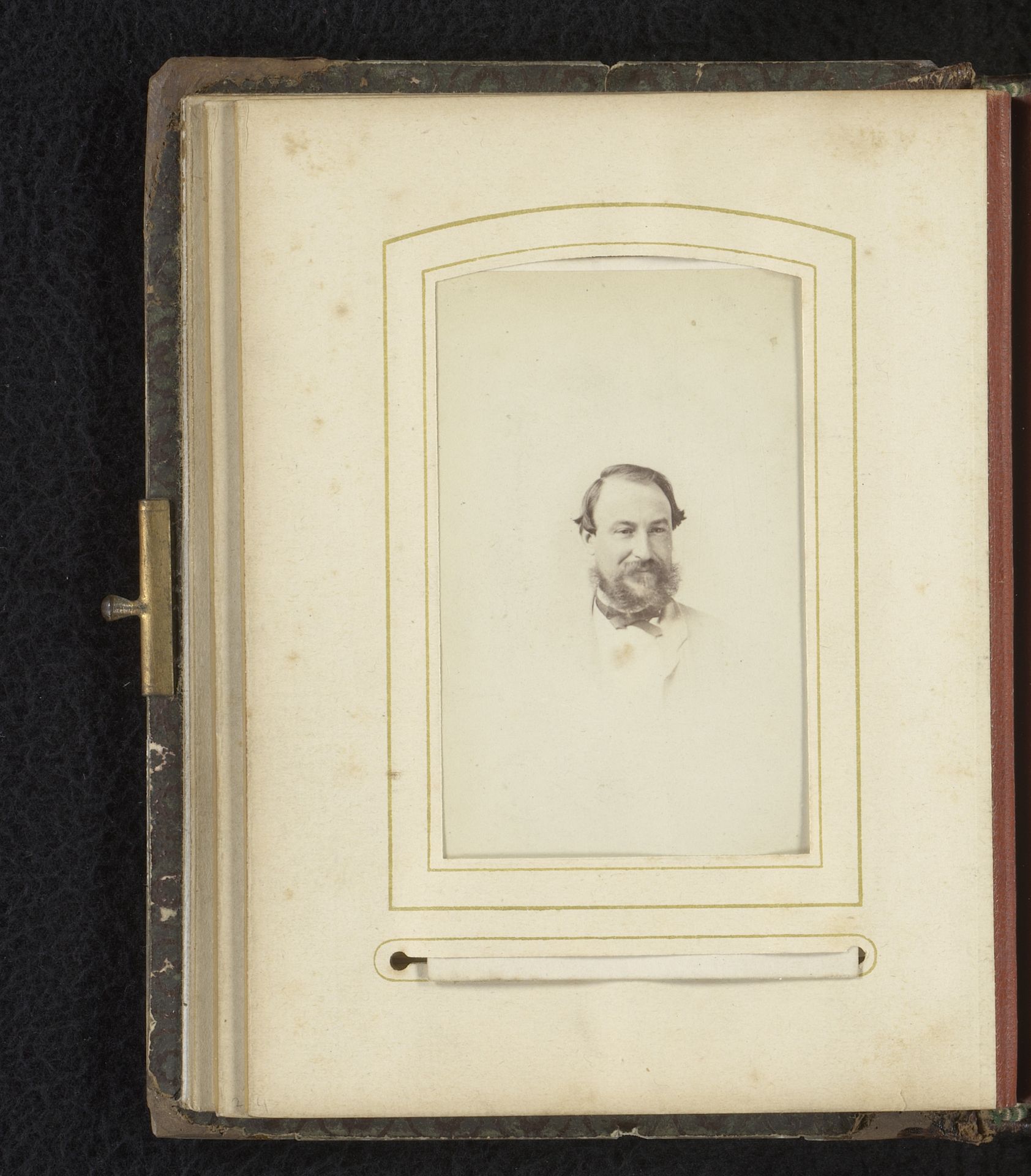 Portret van een man met baard by Dixey & Co.