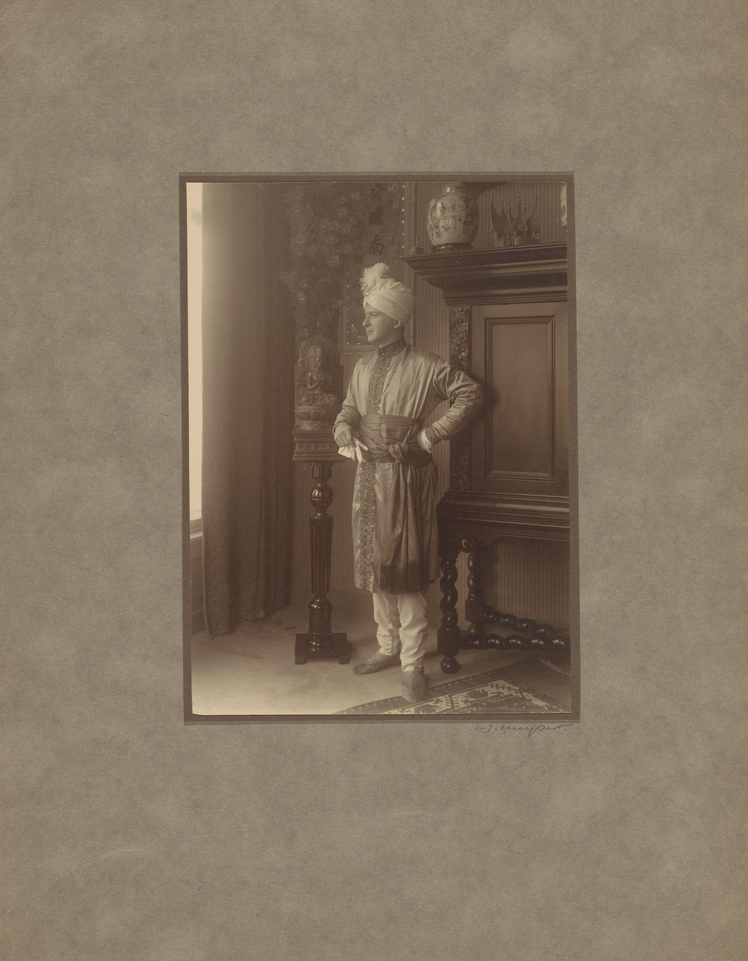 Portret van een onbekende man in indonesische kleding, vermoedelijk gerelateerd aan de familie Marmelstein by J. Kuipers