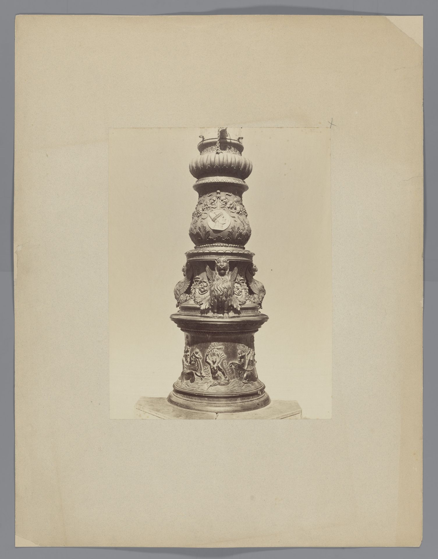 Met reliëf gedecoreerde zuil by Carlo Naya