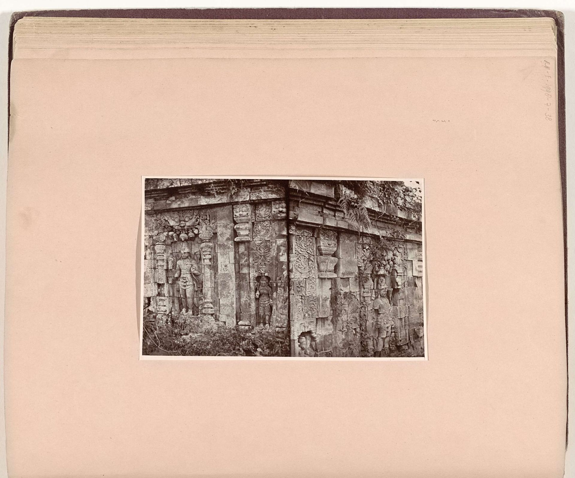Wand van de tempel van Sewu by C. (fotograaf) Dietrich