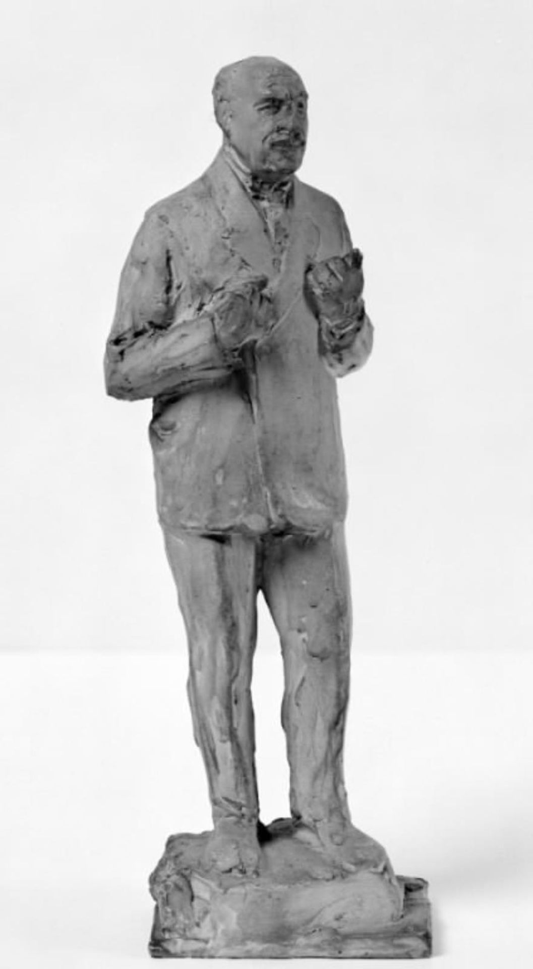 Bryggeritekniker Max Henius stående by Anders Bundgaard