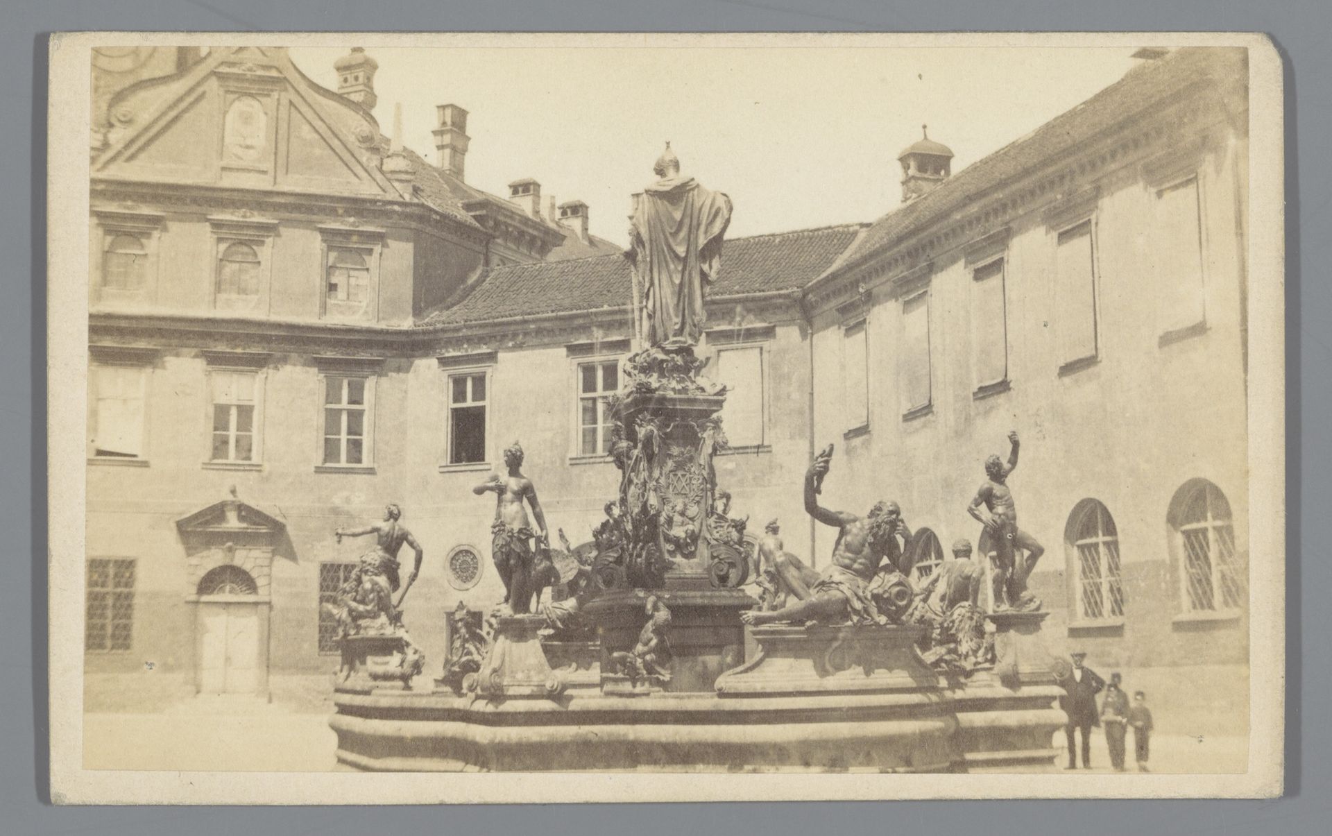 Fontein op de Brunnenhof van de Residentie in München by Anonymous