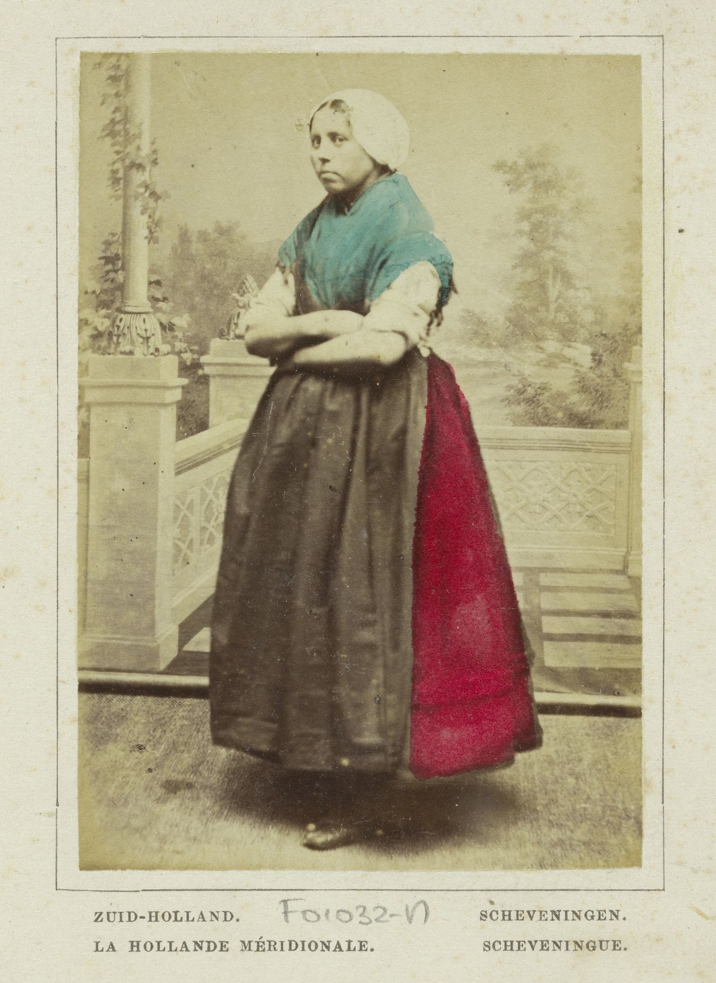 Portret van een onbekende vrouw in klederdracht van Scheveningen, Zuid-Holland by Andries Jager