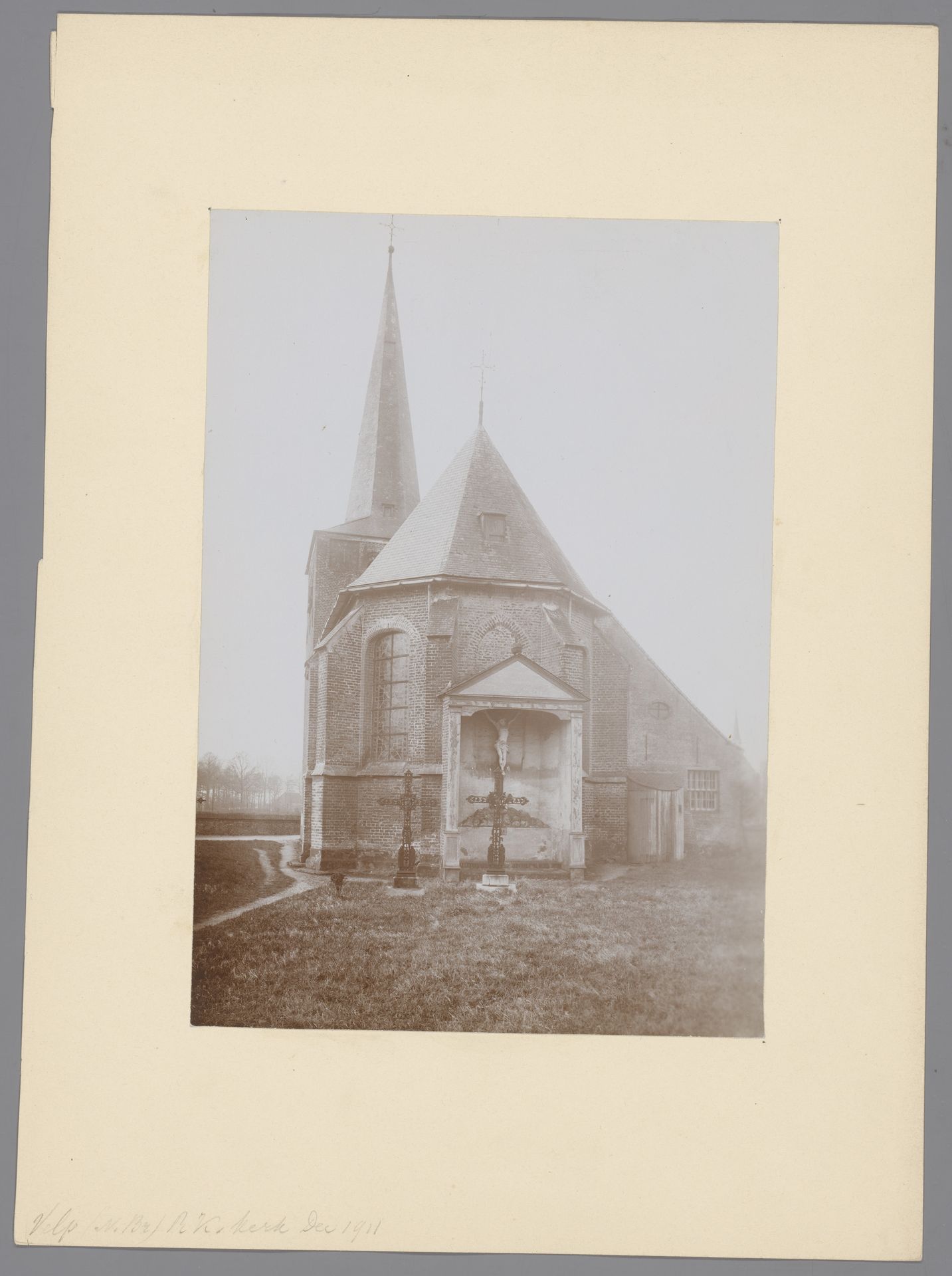 Oostzijde van de Sint-Vincentiuskerk te Velp by anoniem (Monumentenzorg)