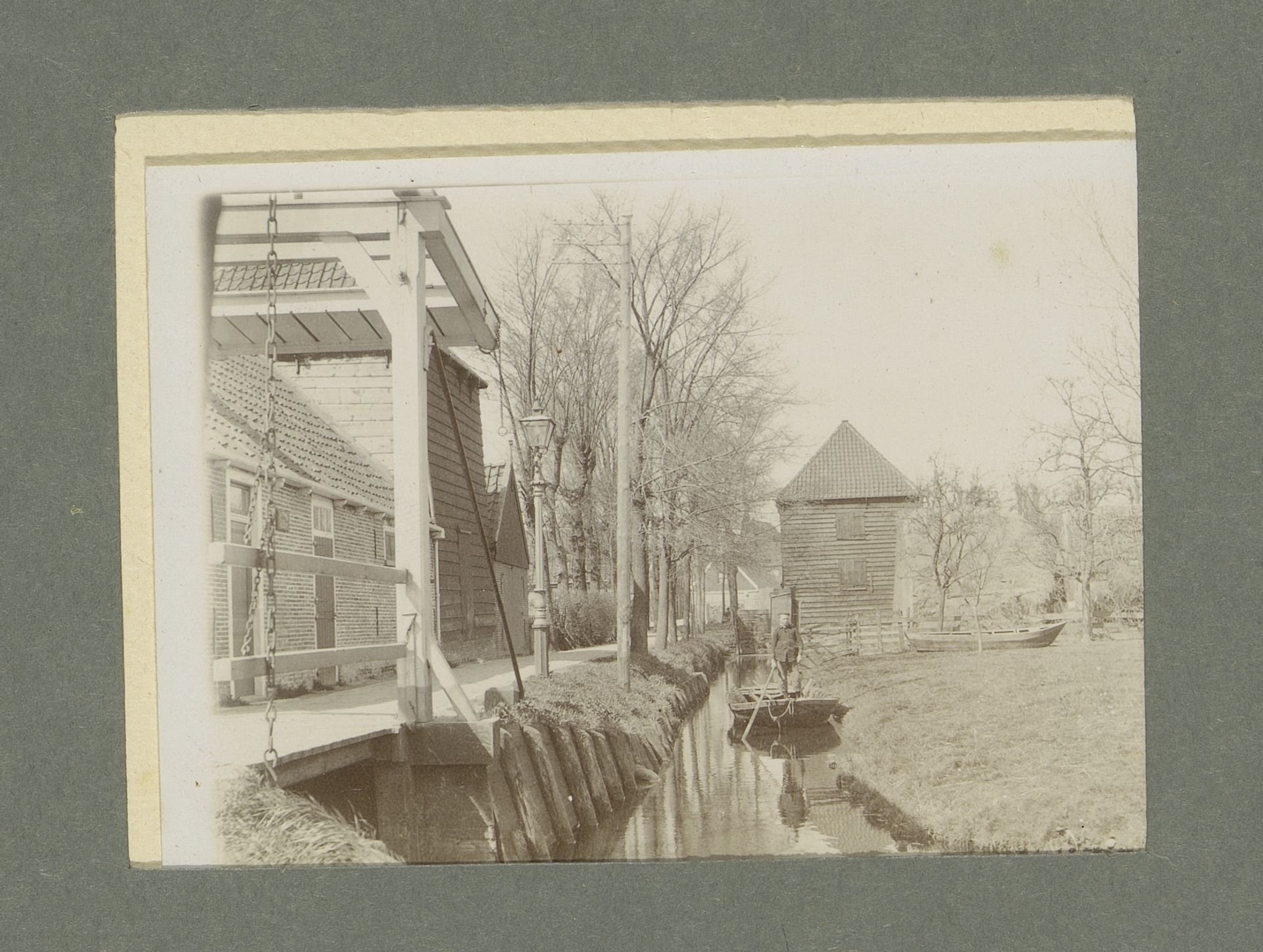 Gezicht op boot in een landschap met een sloot by G. Hidderley
