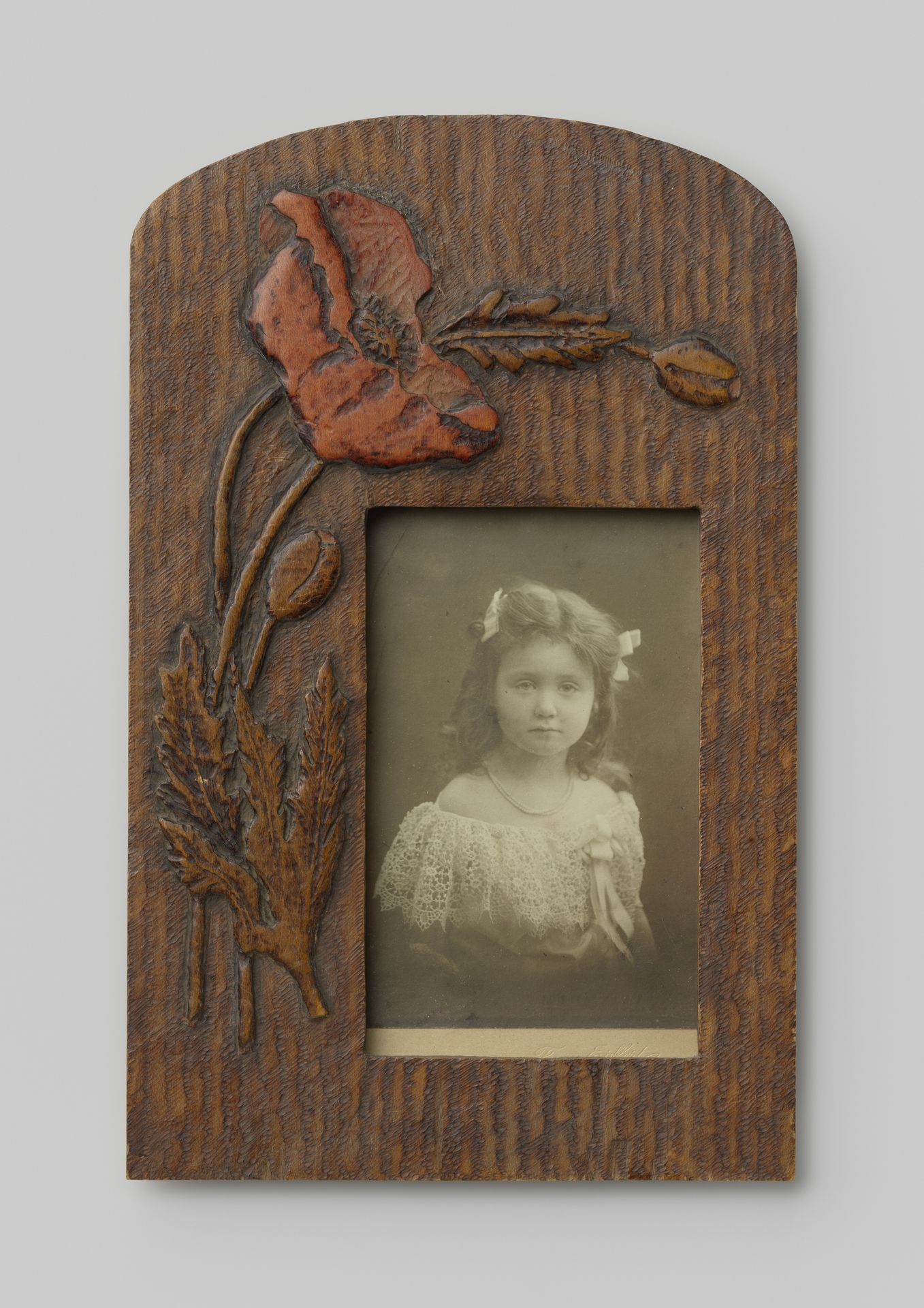 Portret van een onbekend meisje met ketting en strikken in het haar by Franz Eiffert