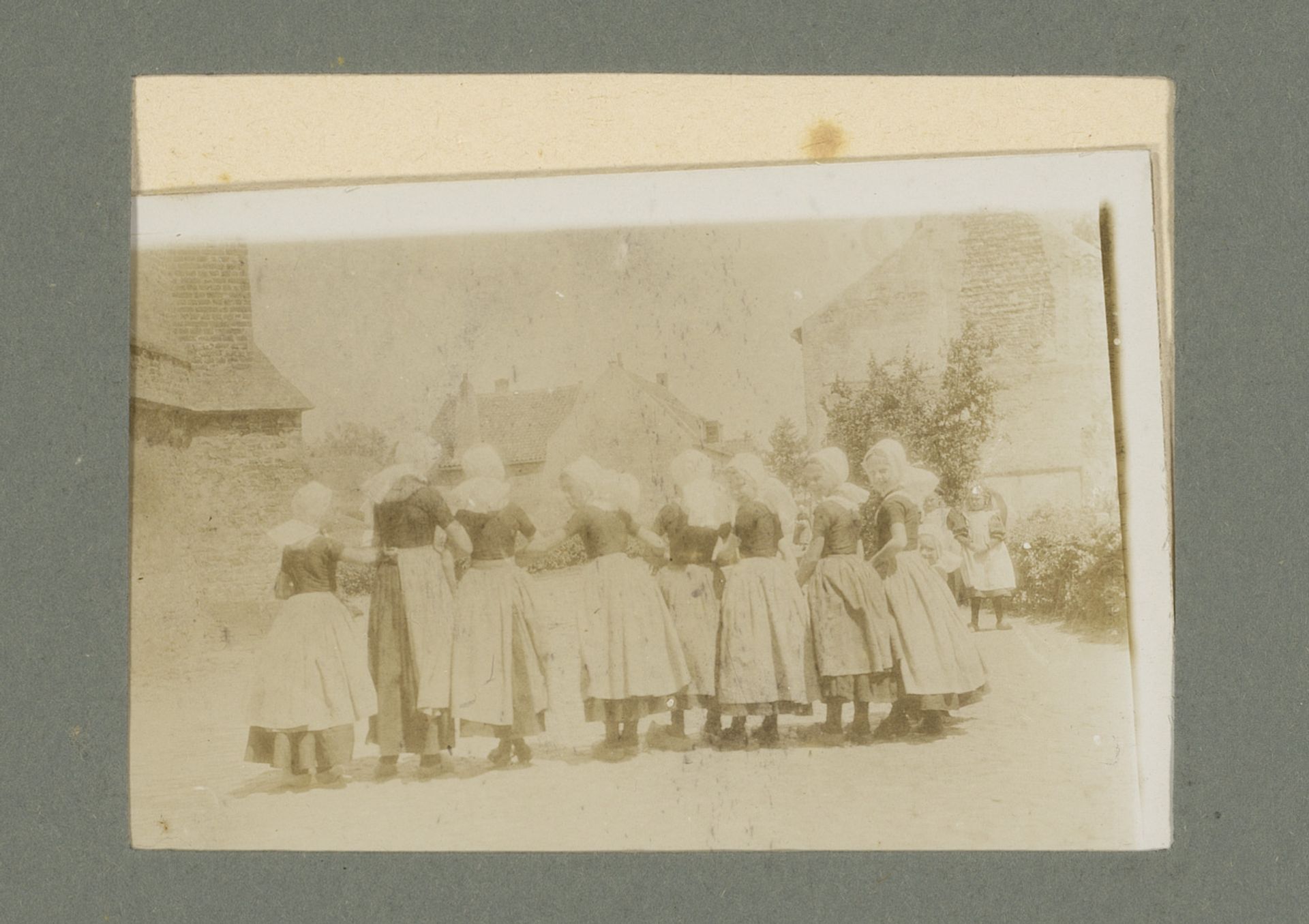 Acht meisjes in klederdracht, op de rug gezien by G. Hidderley