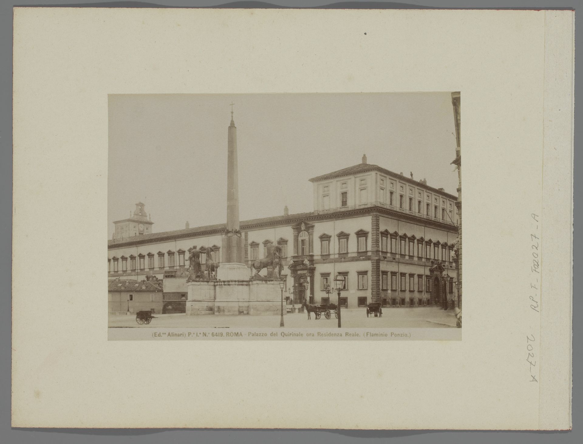 Gezicht op het Palazzo Quirinale te Rome, met obelisk op de voorgrond, Italië by Fratelli Alinari