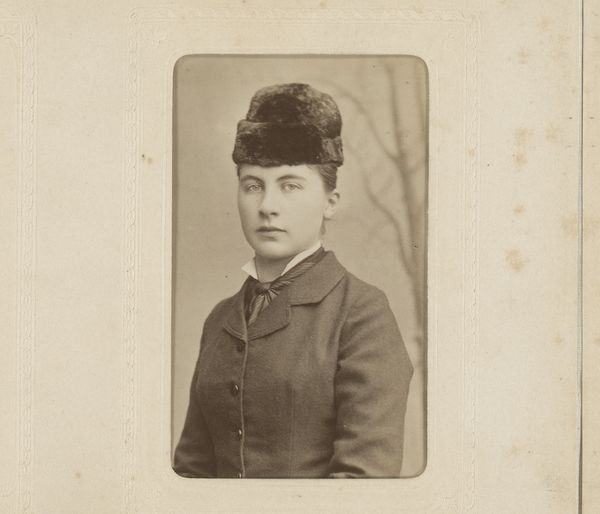 Portret van een jonge vrouw met bontmuts