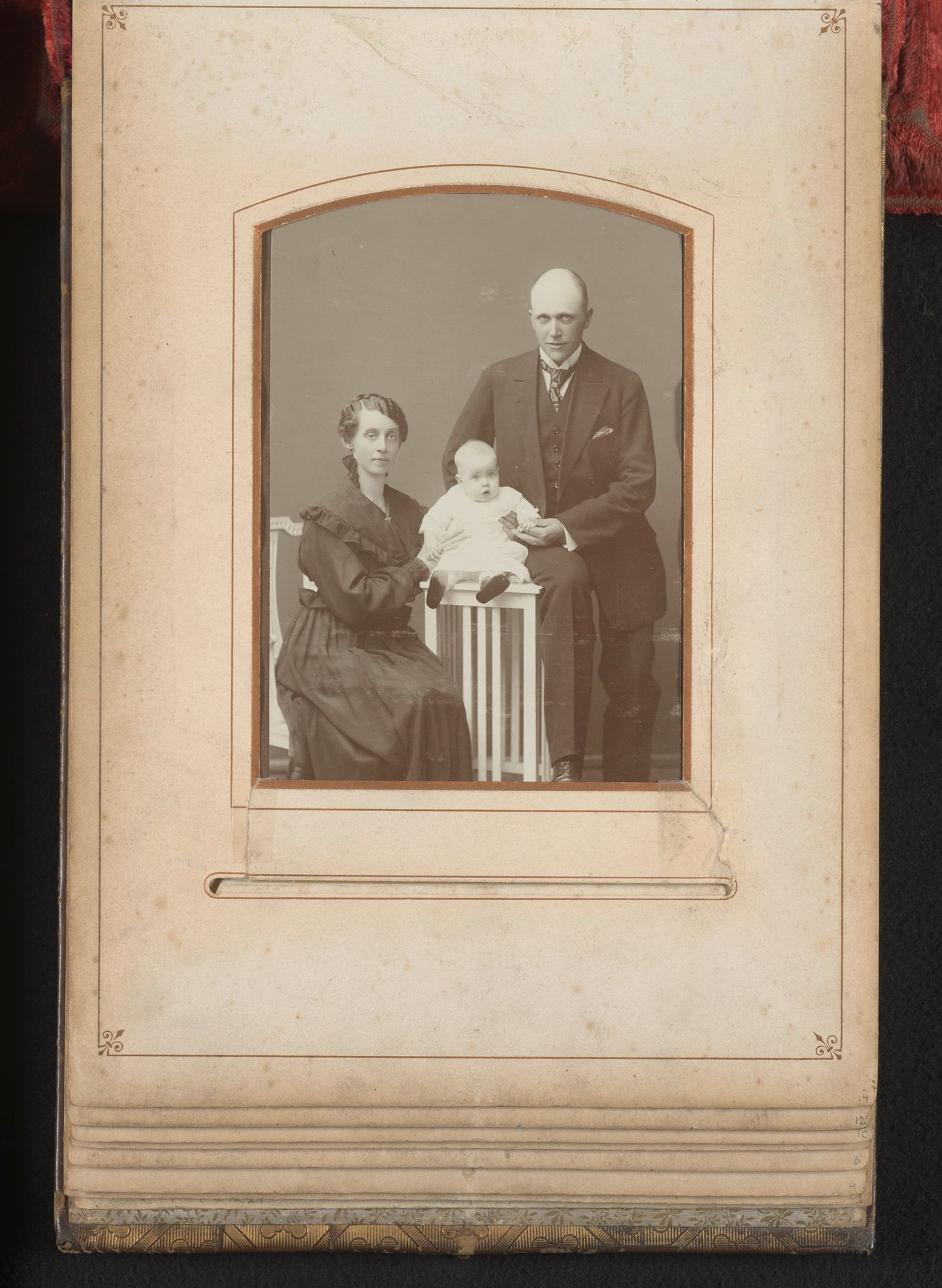 Portret van een staande man, een zittende vrouw en een baby by Atelier Göta