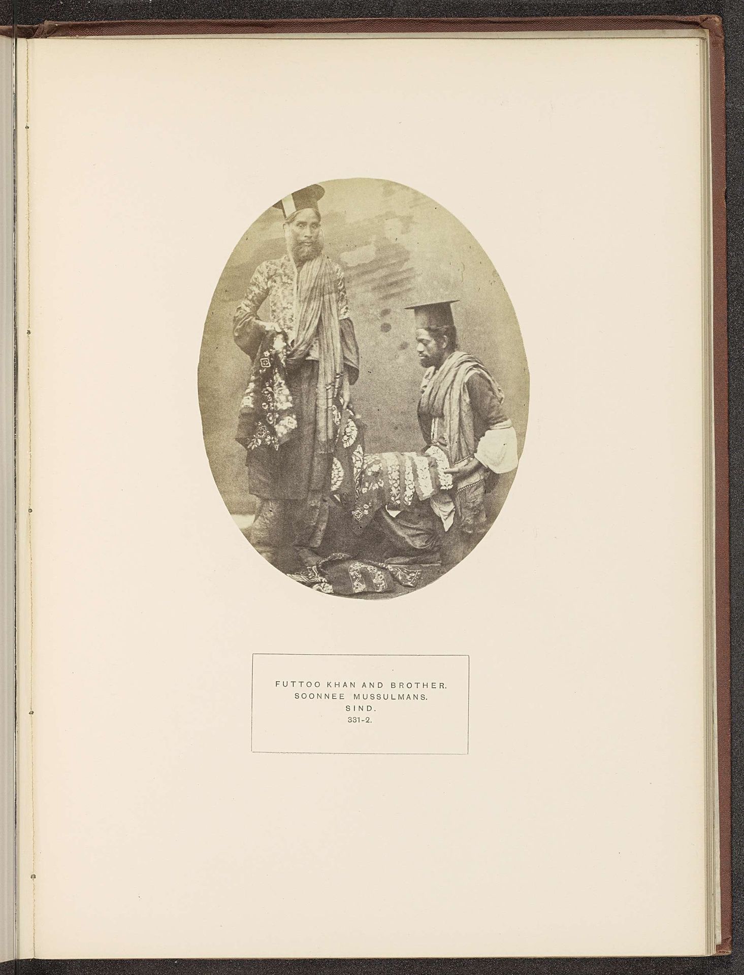 Portret van Futtoo Khan en zijn broer, beide borduurders by Henry Charles Baskerville Tanner
