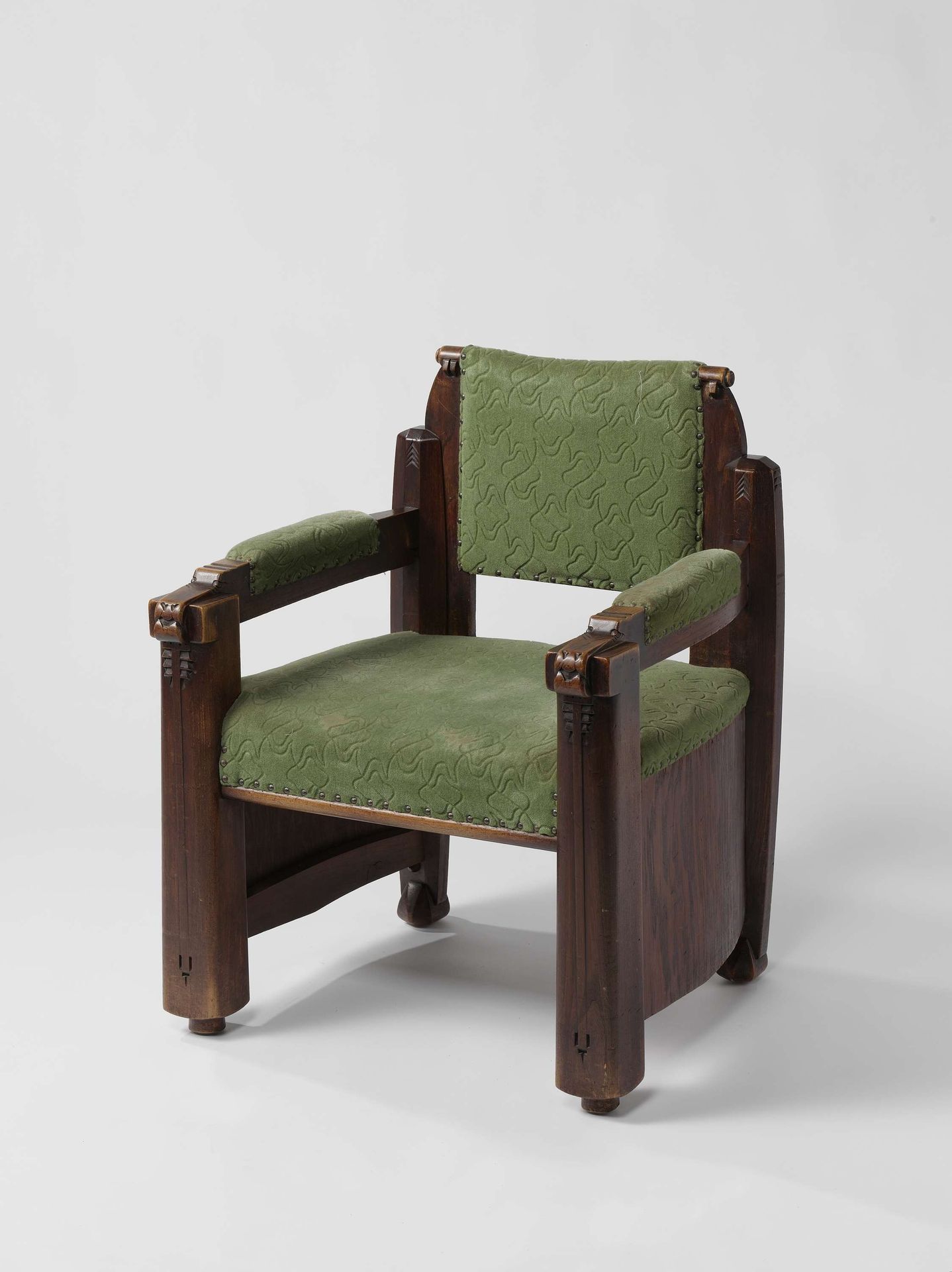Armstoel bekleed met groene wol en met armleggers die eindigen in dierensnuiten by Piet L. Kramer
