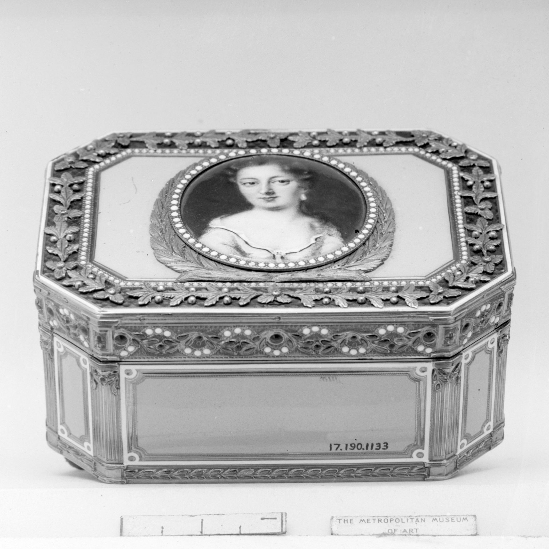Snuffbox with portrait of a woman by Joseph Etienne Blerzy