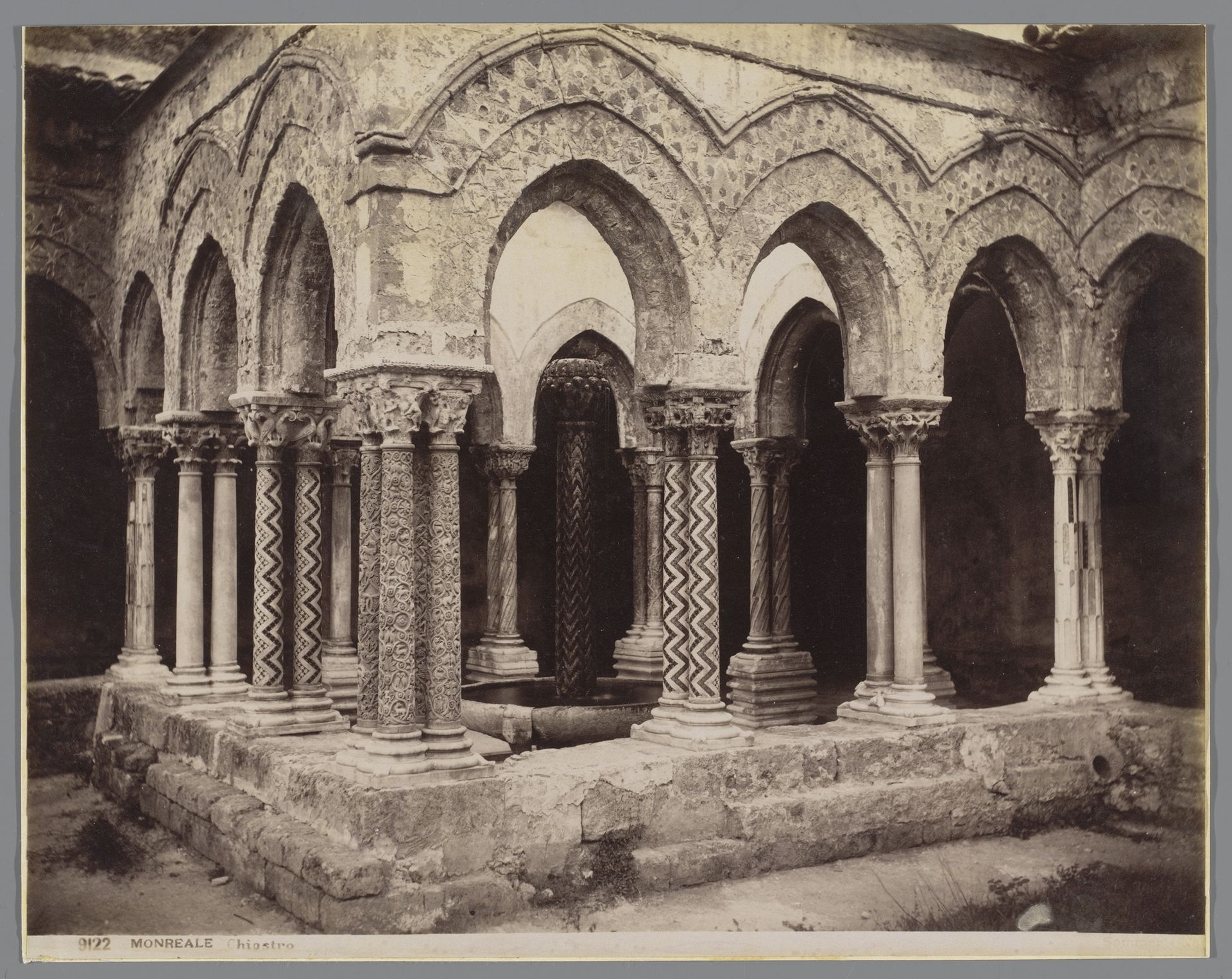 Kloostergang in het benedictijnerklooster van Monreale by Giorgio Sommer