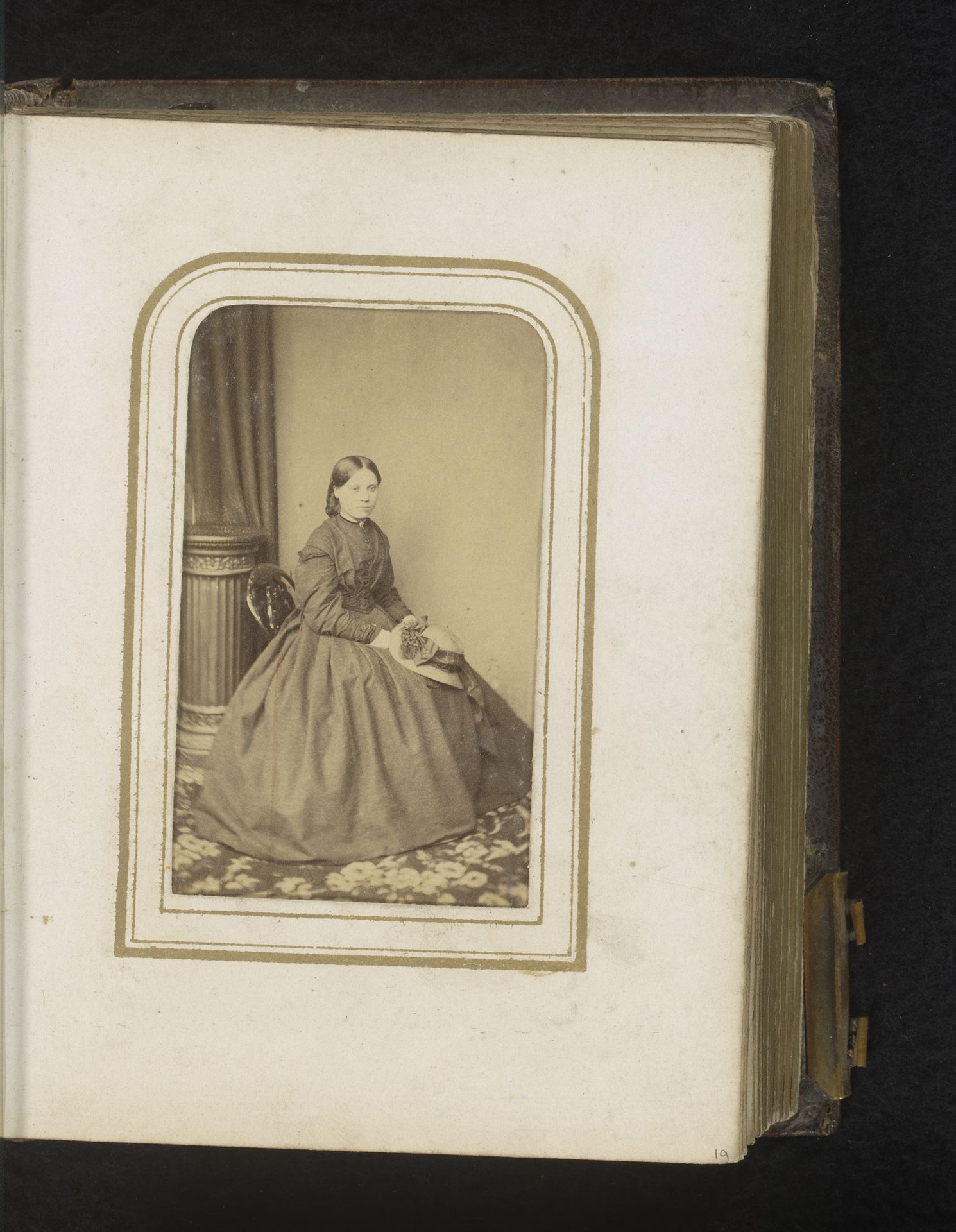 Portret van een zittende vrouw met hoed in de hand by Yerbury & Stewart