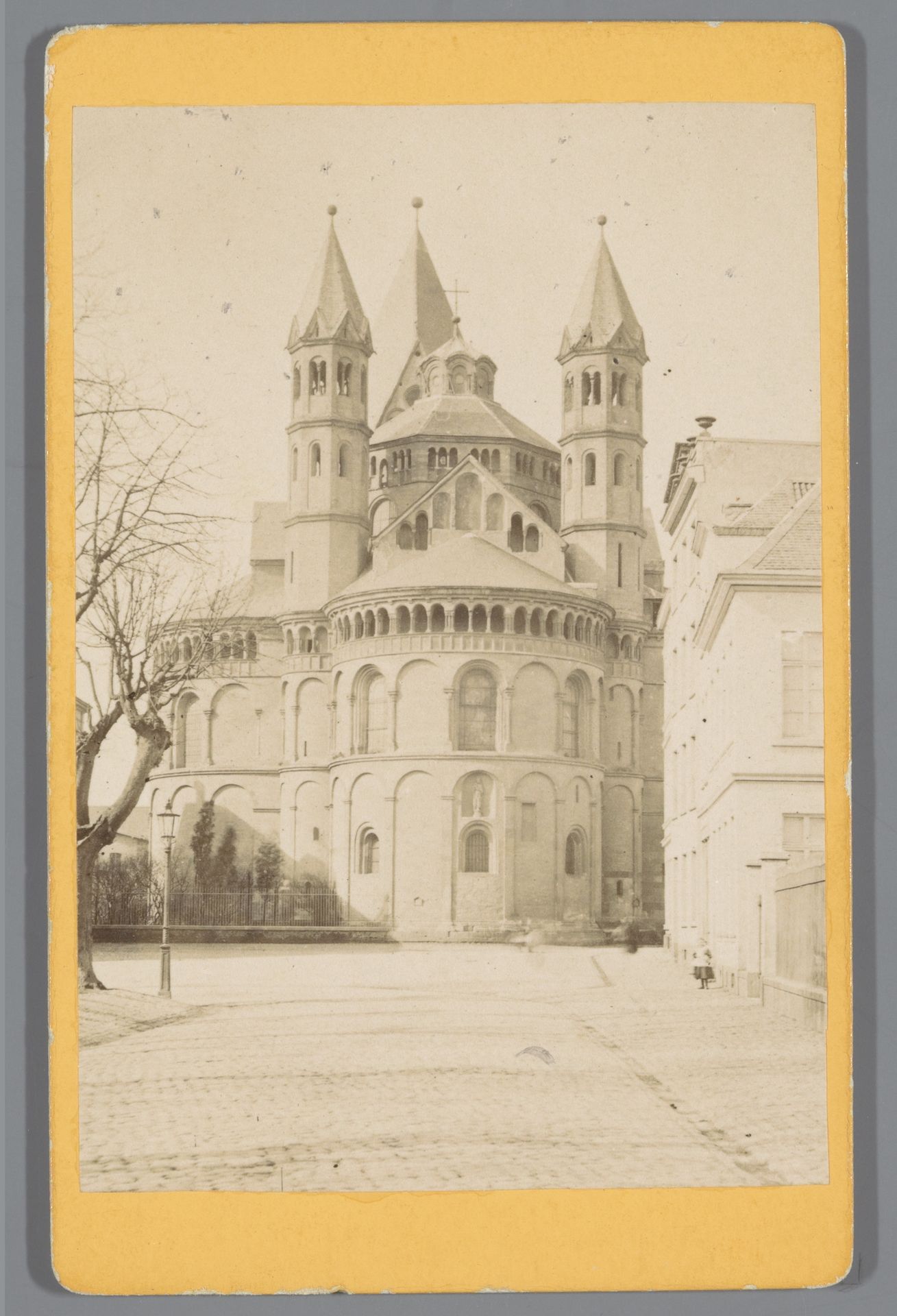 Exterieur van de Apostelenkerk in Keulen by Theodor Creifelds