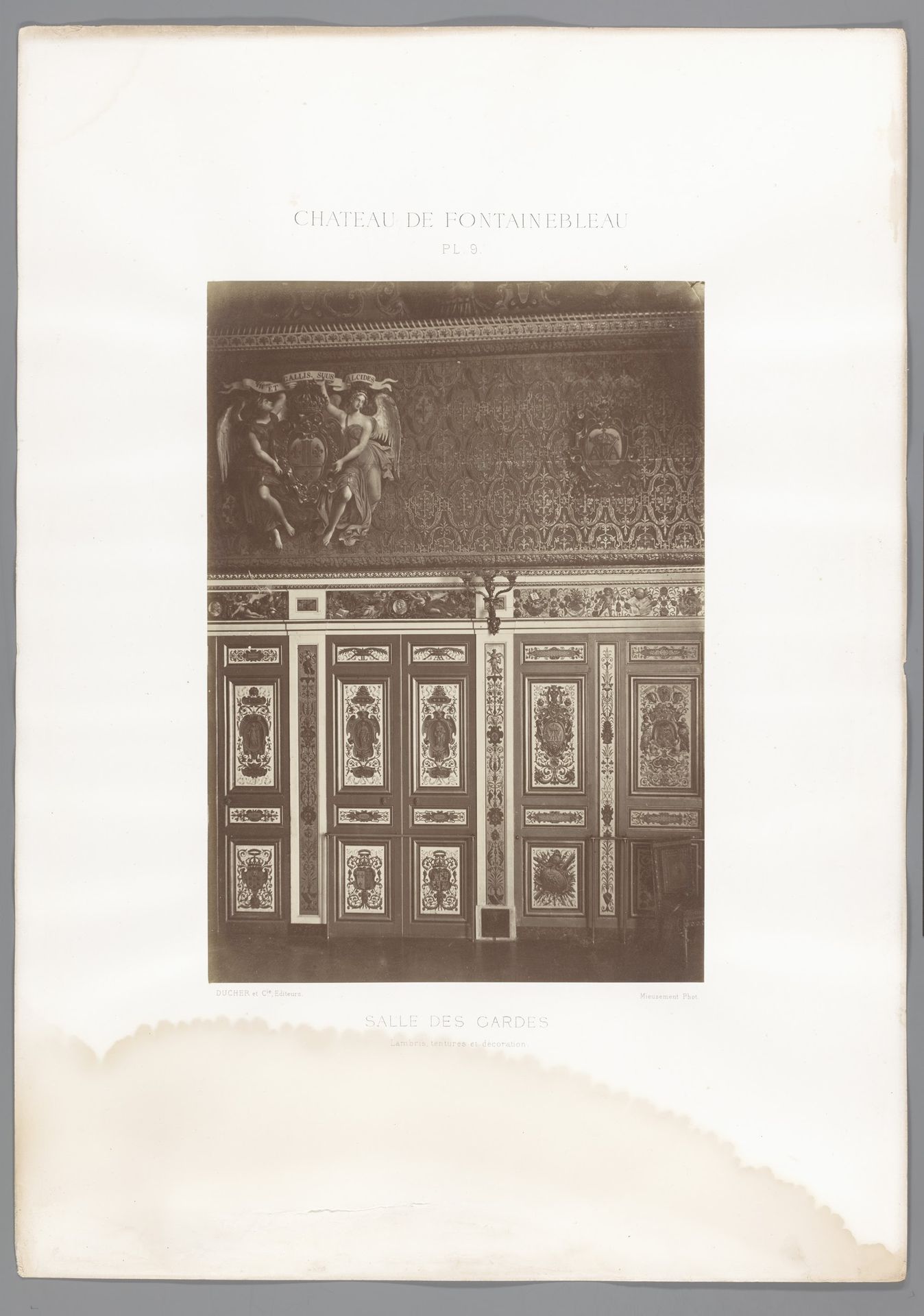 Gezicht op een deel van de Salle des Gardes van het Kasteel van Fontainebleau, Frankrijk by Médéric Mieusement