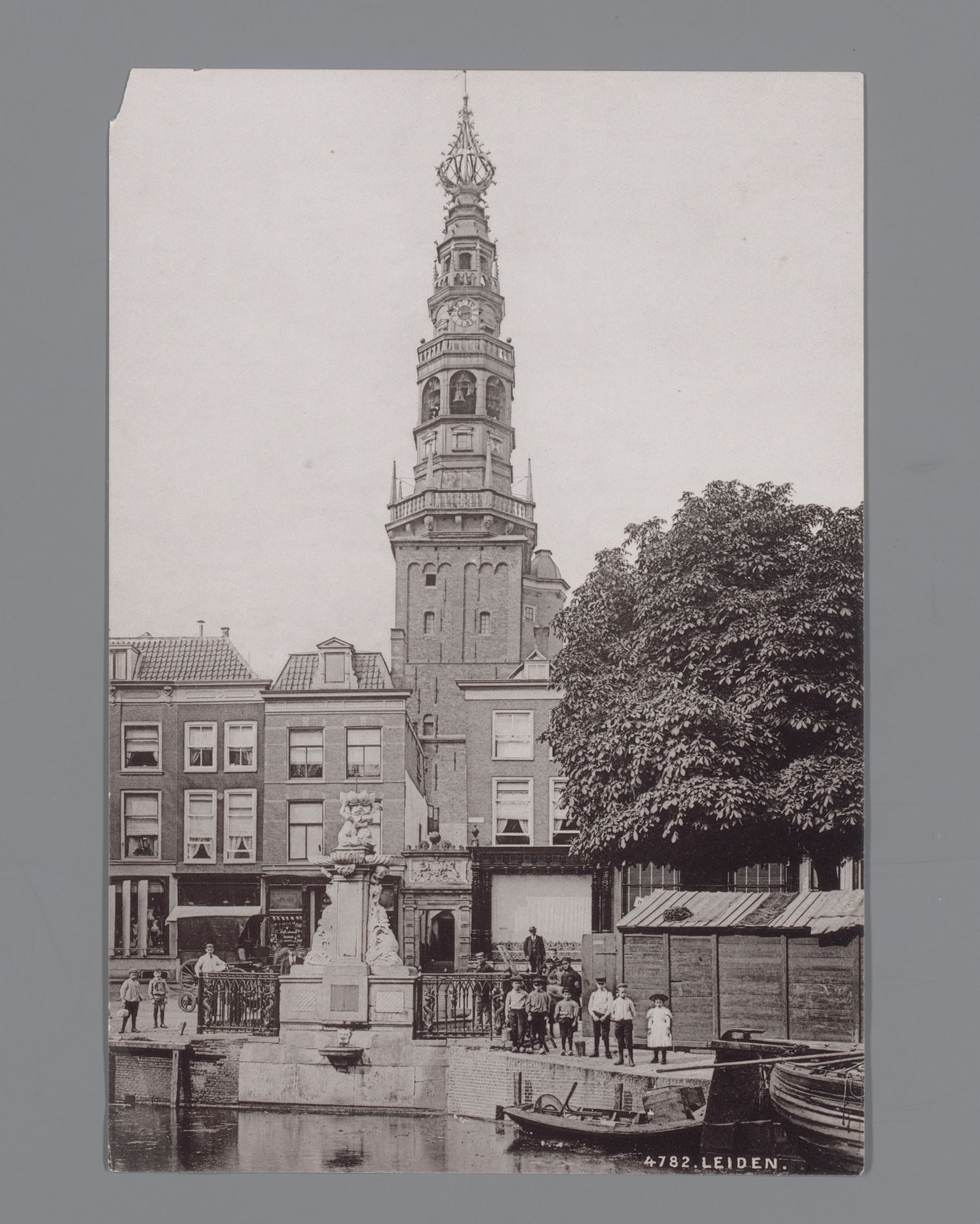 Gezicht op de Vismarkt met de toren van het stadhuis te Leiden by Römmler & Jonas