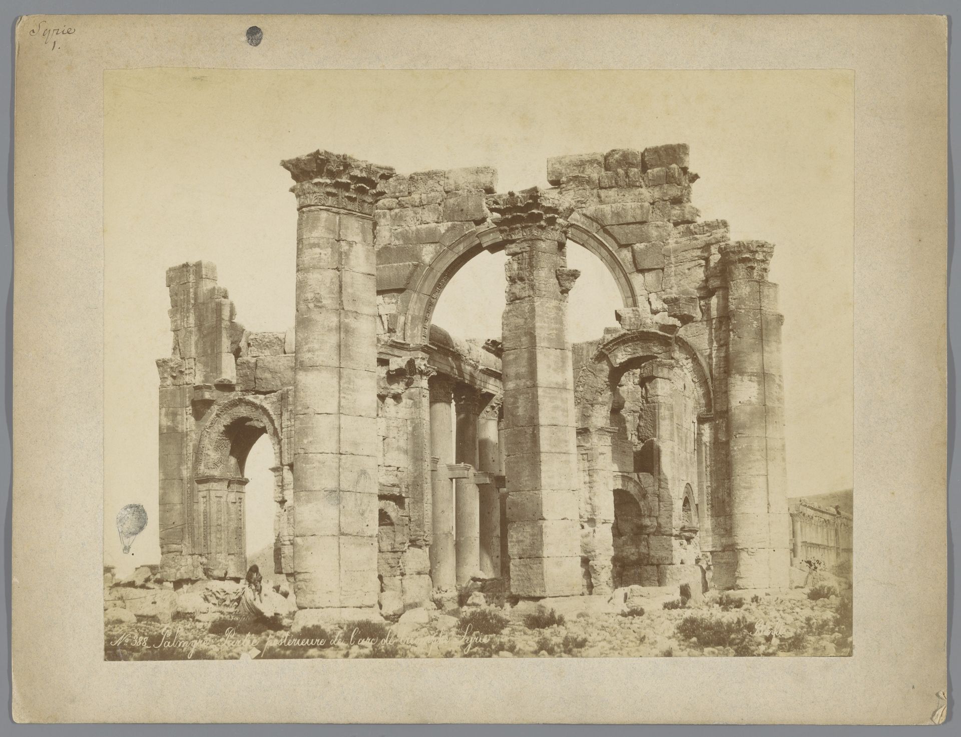 Achteraanzicht van de triomfboog te Palmyra by Maison Bonfils