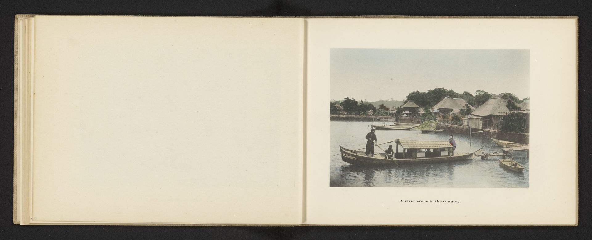 Gezicht op een rivier met een roeiboot en huizen op de kade in Japan by Kōzaburō Tamamura