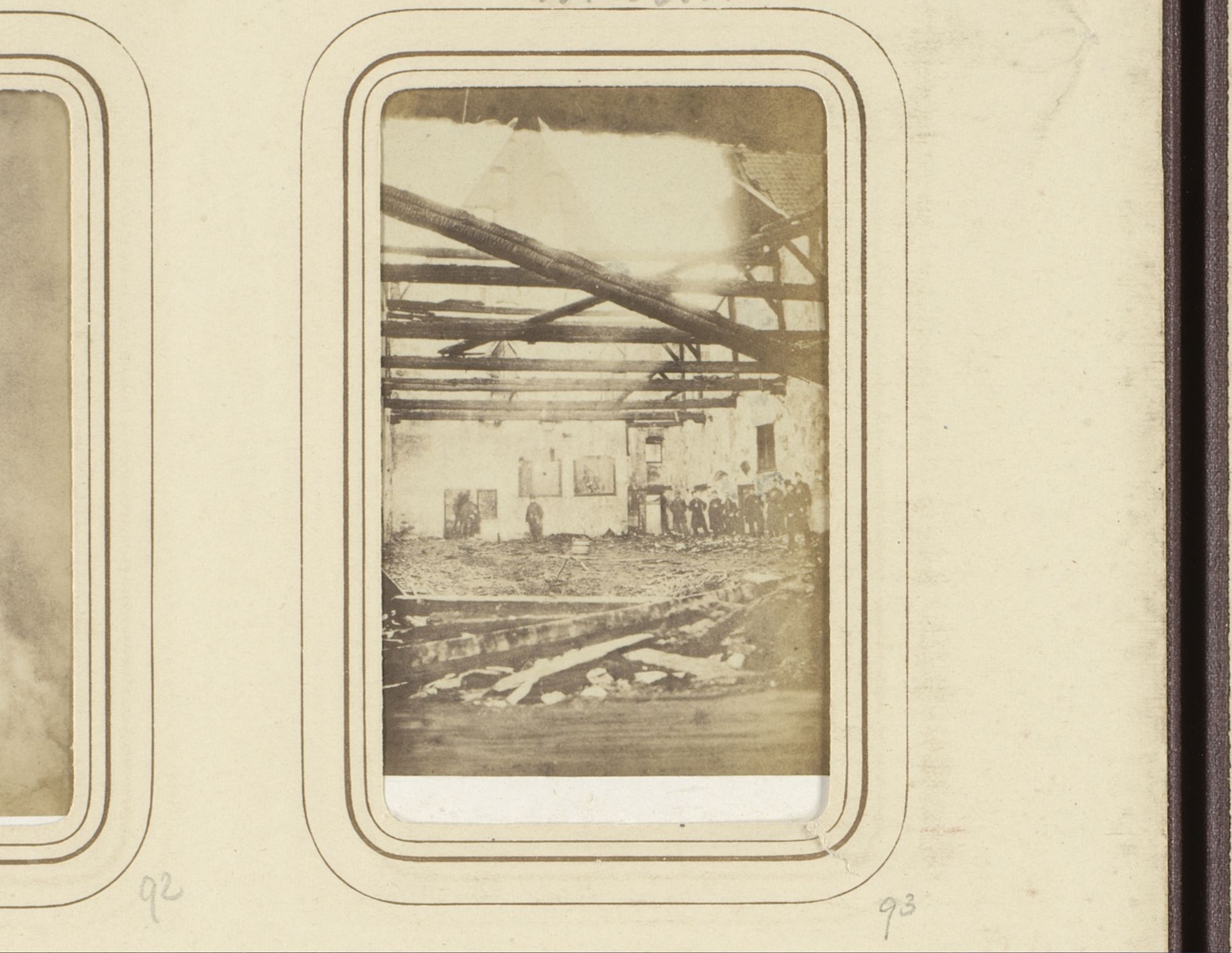 Mannen bekijken de schade van een gebouw na een brand by Willem Cornelis van Dijk