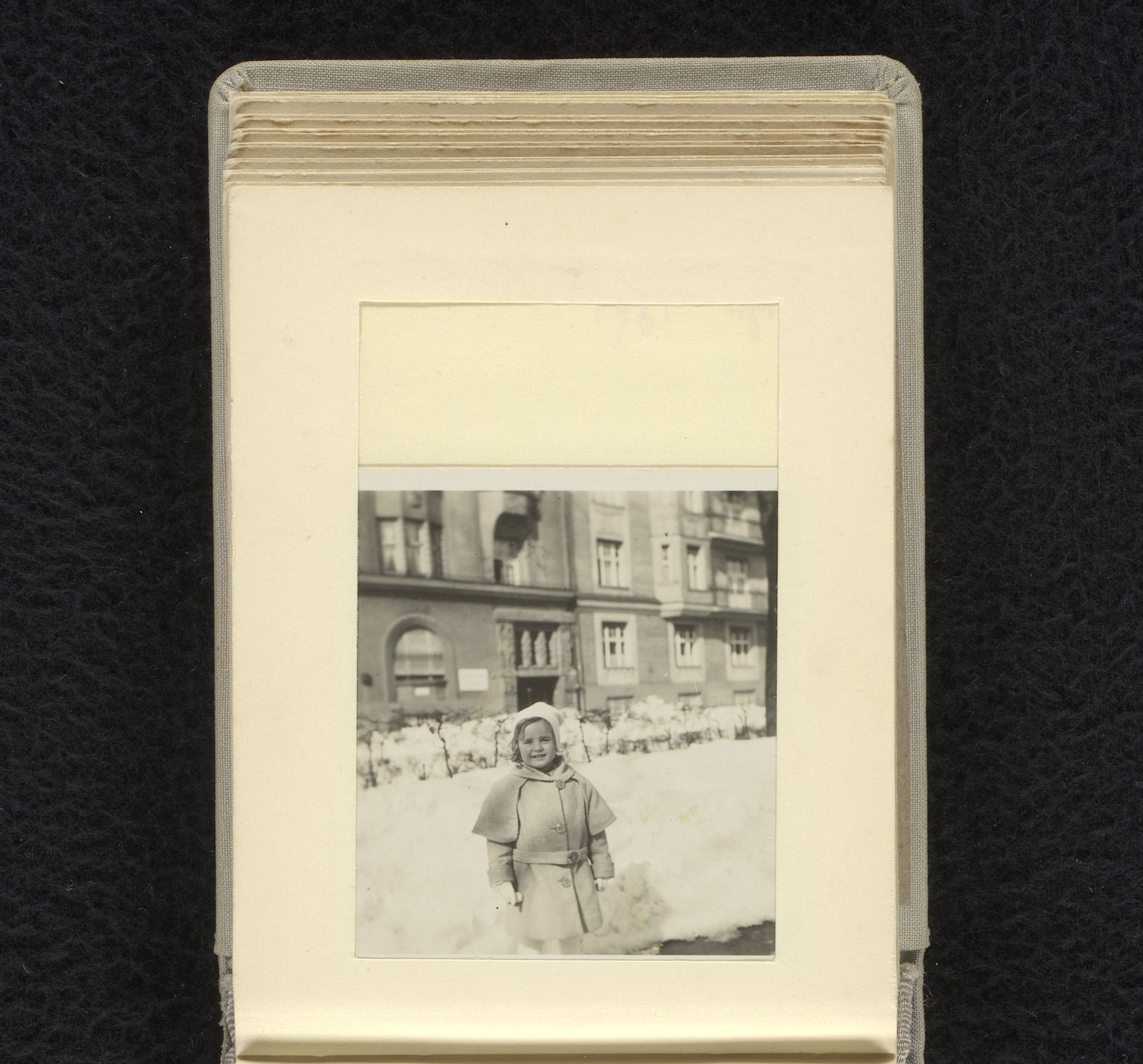 Isabel Wachenheimer in de sneeuw voor het huis van de familie Wachenheimer, 1931, München by familie Wachenheimer