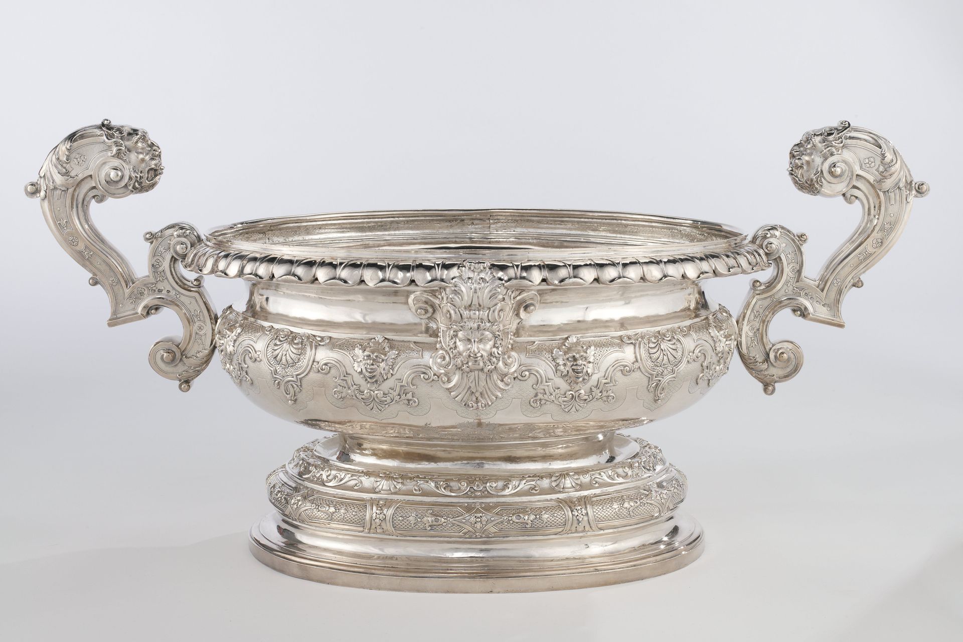 Wine cistern by Paul de Lamerie