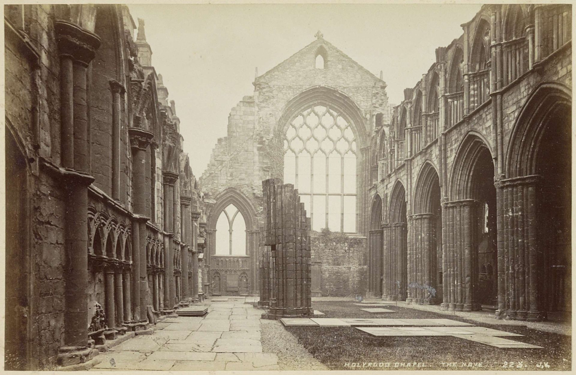 Ruïne van het middenschip van Holyrood Chapel in Edinburgh by James Valentine