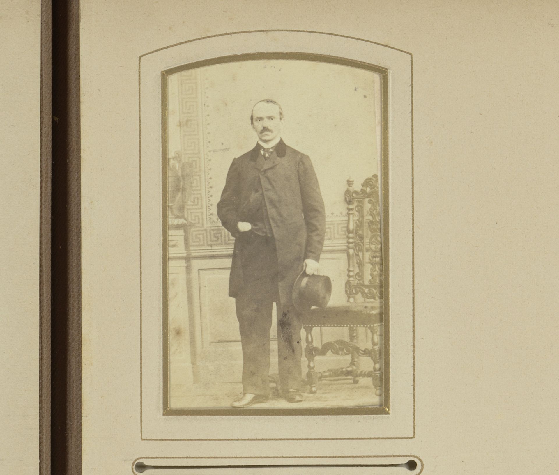 Portret van een staande man met hoge hoed in de hand by Henri Blanckart