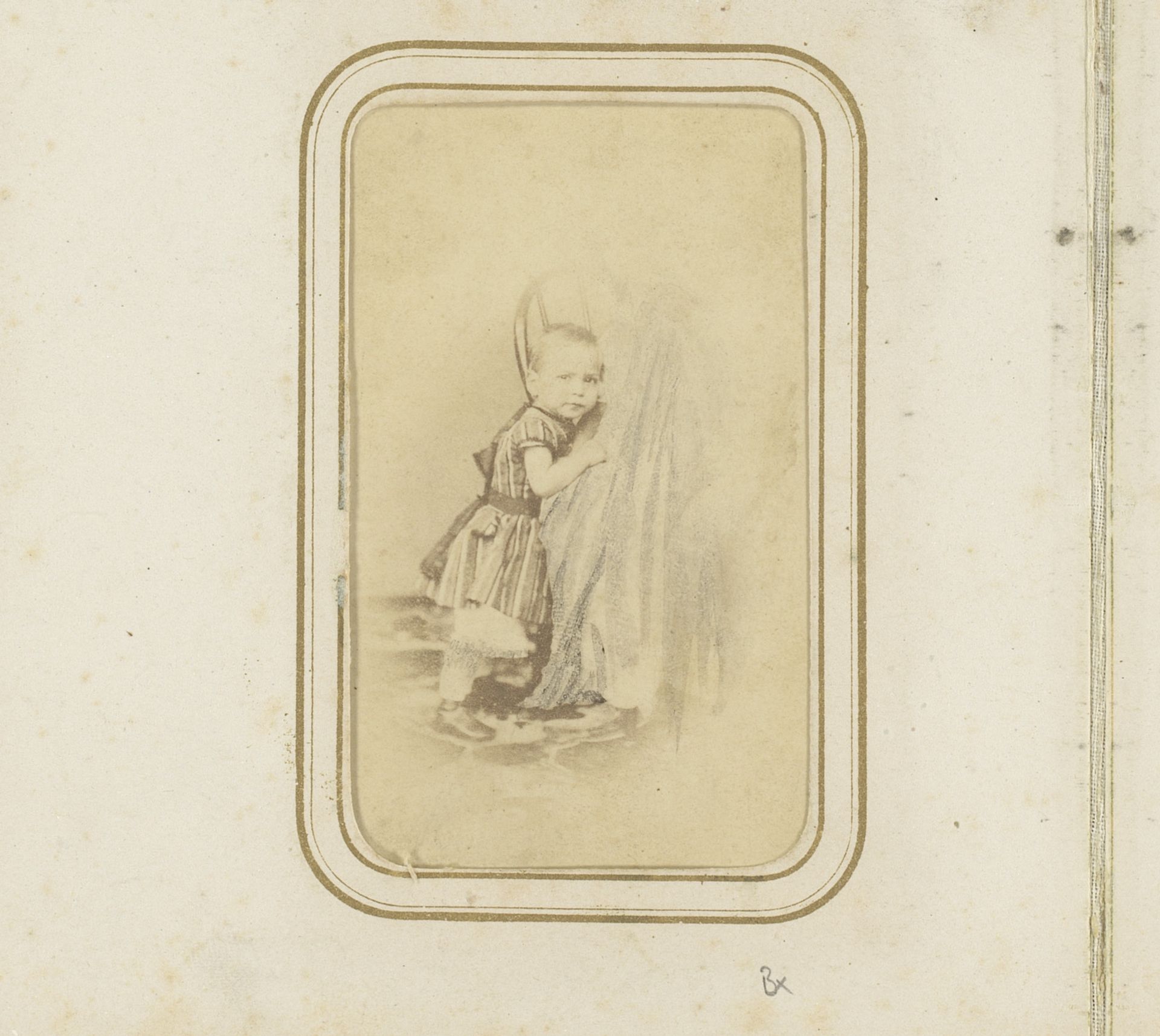 Portret van een kind, aangeduid als G.A.M. de Bruine by W.J. Olland & zoon